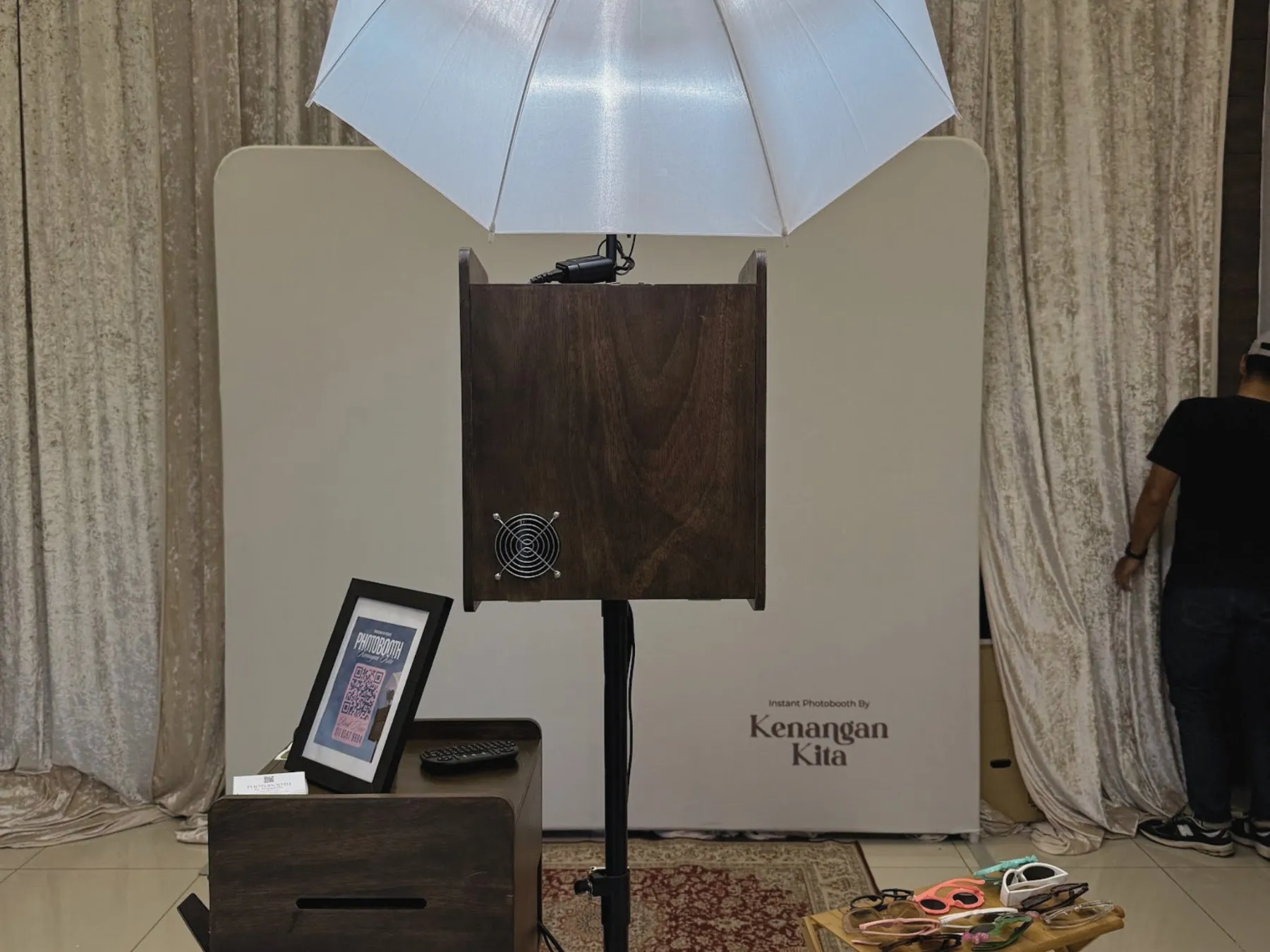 Pasukan Kenangan Kita menyiapkan photobooth sebelum majlis bermula
