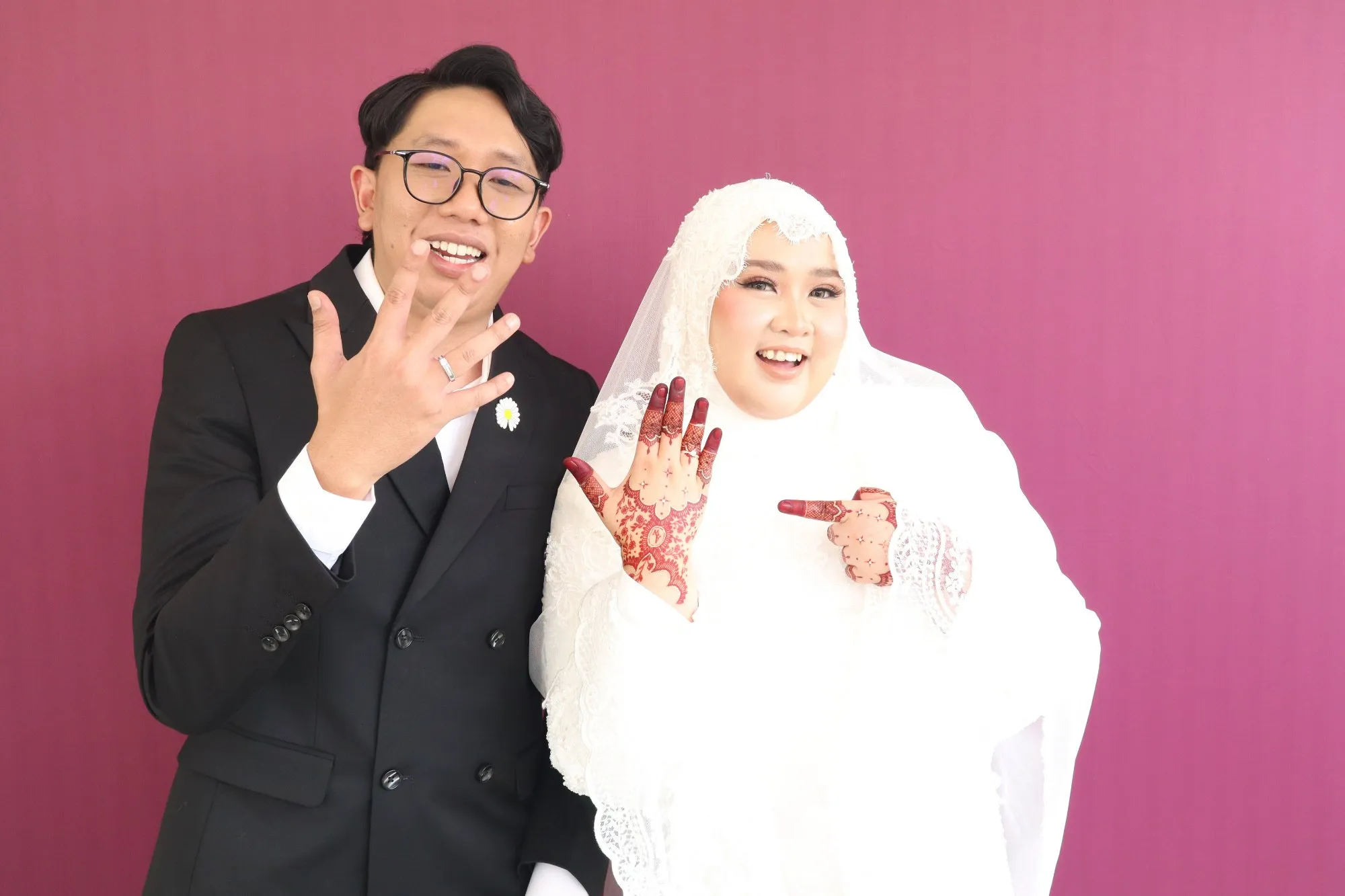 Tetamu bergambar di photobooth semasa majlis perkahwinan Wahira & Ameer di Halaman, Pekan