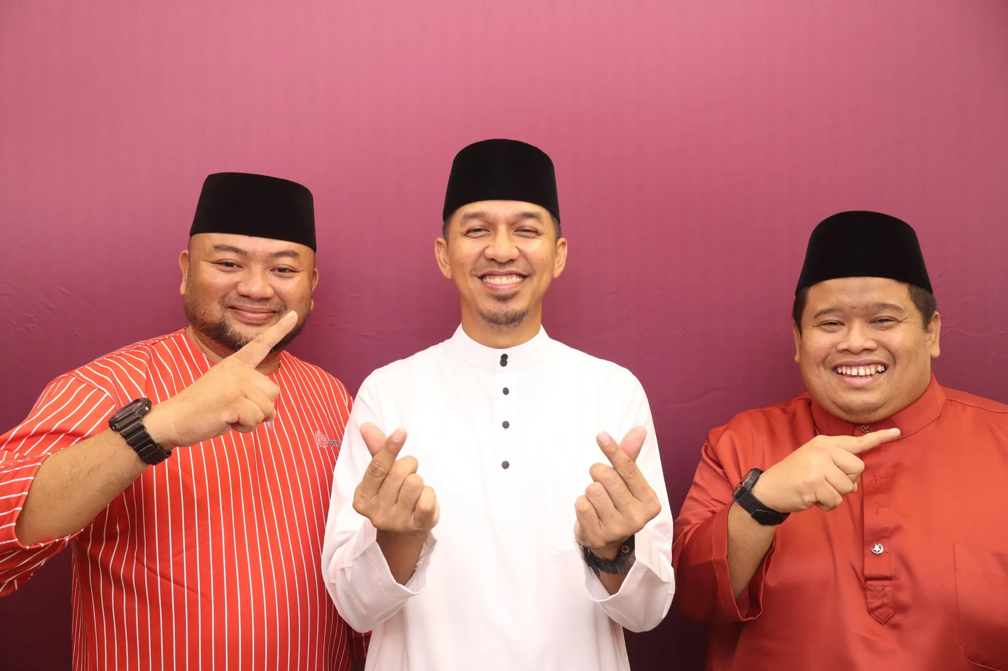 Tetamu bergambar di photobooth semasa majlis iftar Majlis Iftar Pemuda UMNO Indera Mahkota di Royal Pahang Golf Club, Kuantan