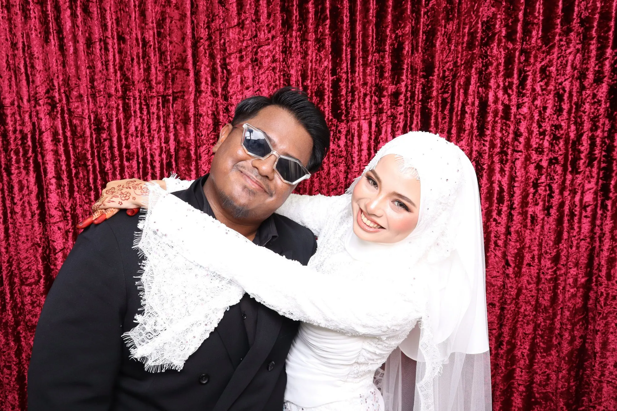 Tetamu bergambar di photobooth semasa majlis perkahwinan Farhan & Afifah di Titik Temu, Kuantan