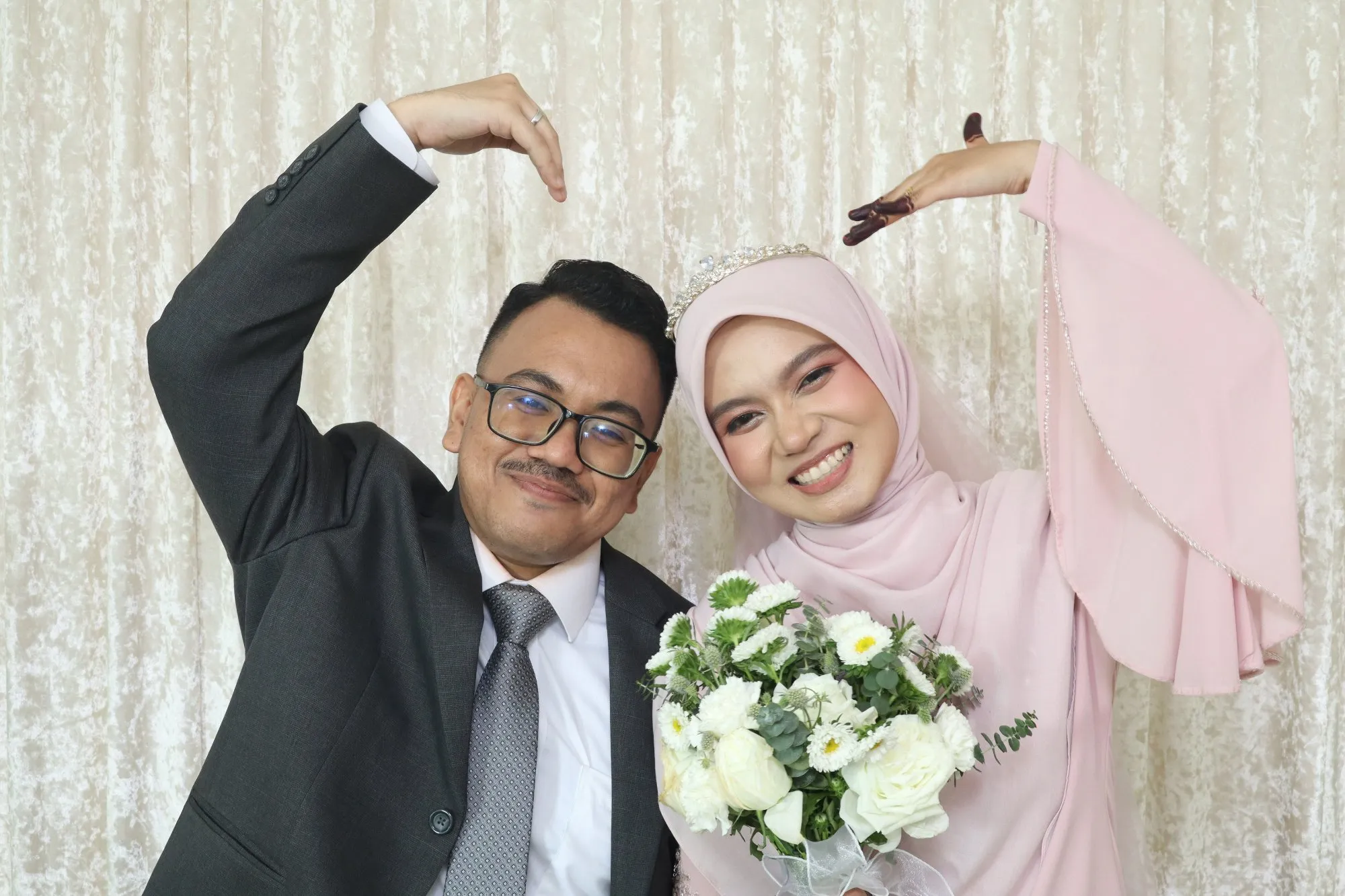 Tetamu bergambar di photobooth semasa majlis perkahwinan Balqis & Izzuddin di Dewan Atabara, Kuantan