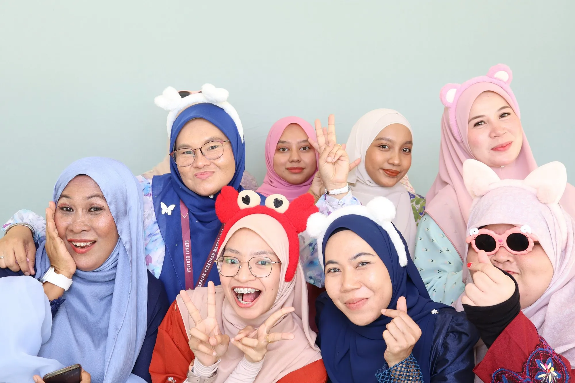 Tetamu bergambar di photobooth semasa rumah terbuka hari raya Hari Bertemu Pelanggan RKKSHK: Meriah Bersama Erat Selamanya di Rumah Kanak-Kanak Sultanah Hajjah Kalsom, Kuantan