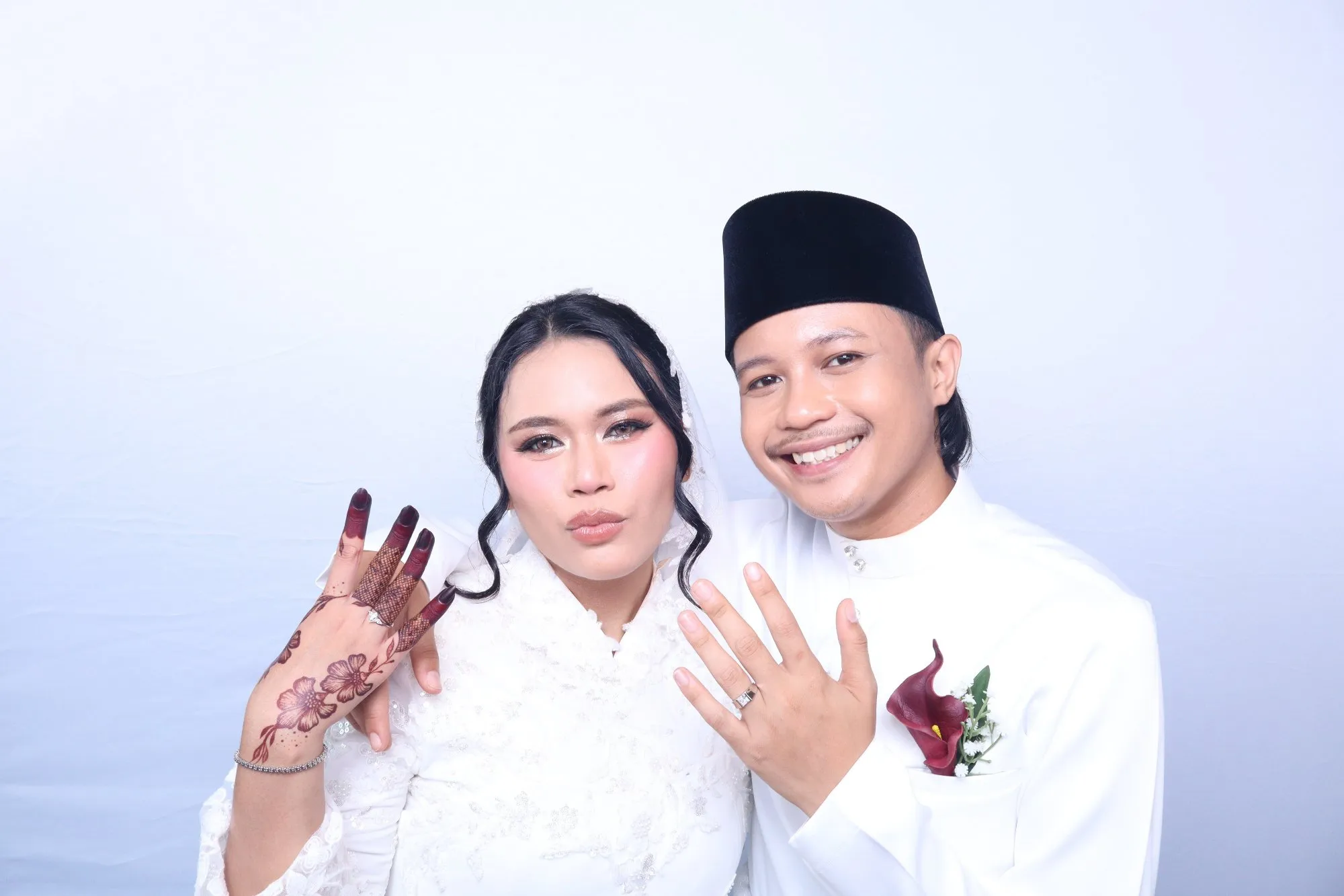 Tetamu bergambar di photobooth semasa majlis perkahwinan Adam & Hanie di House of Sanding, Kuantan