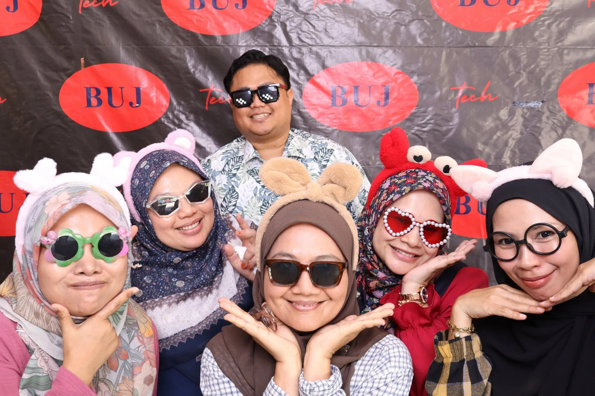 Tetamu bergambar di photobooth semasa rumah terbuka hari raya Sambutan Hari Raya bersama BUJ Technology di BCIC Lodge, Kuantan