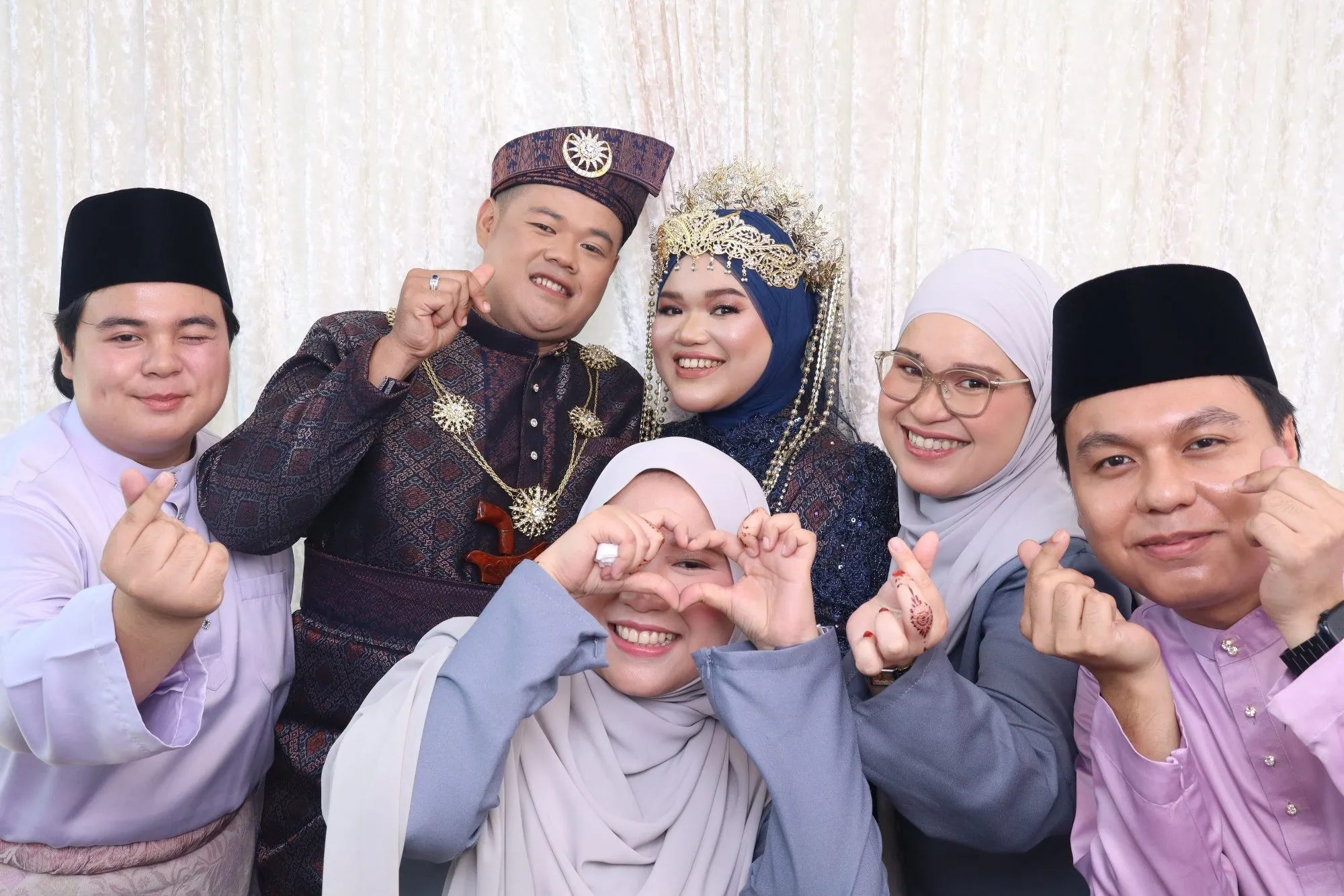 Tetamu bergambar di photobooth semasa majlis perkahwinan Syahirah & Zuhaini di D'Persada Baroqah, Kuantan