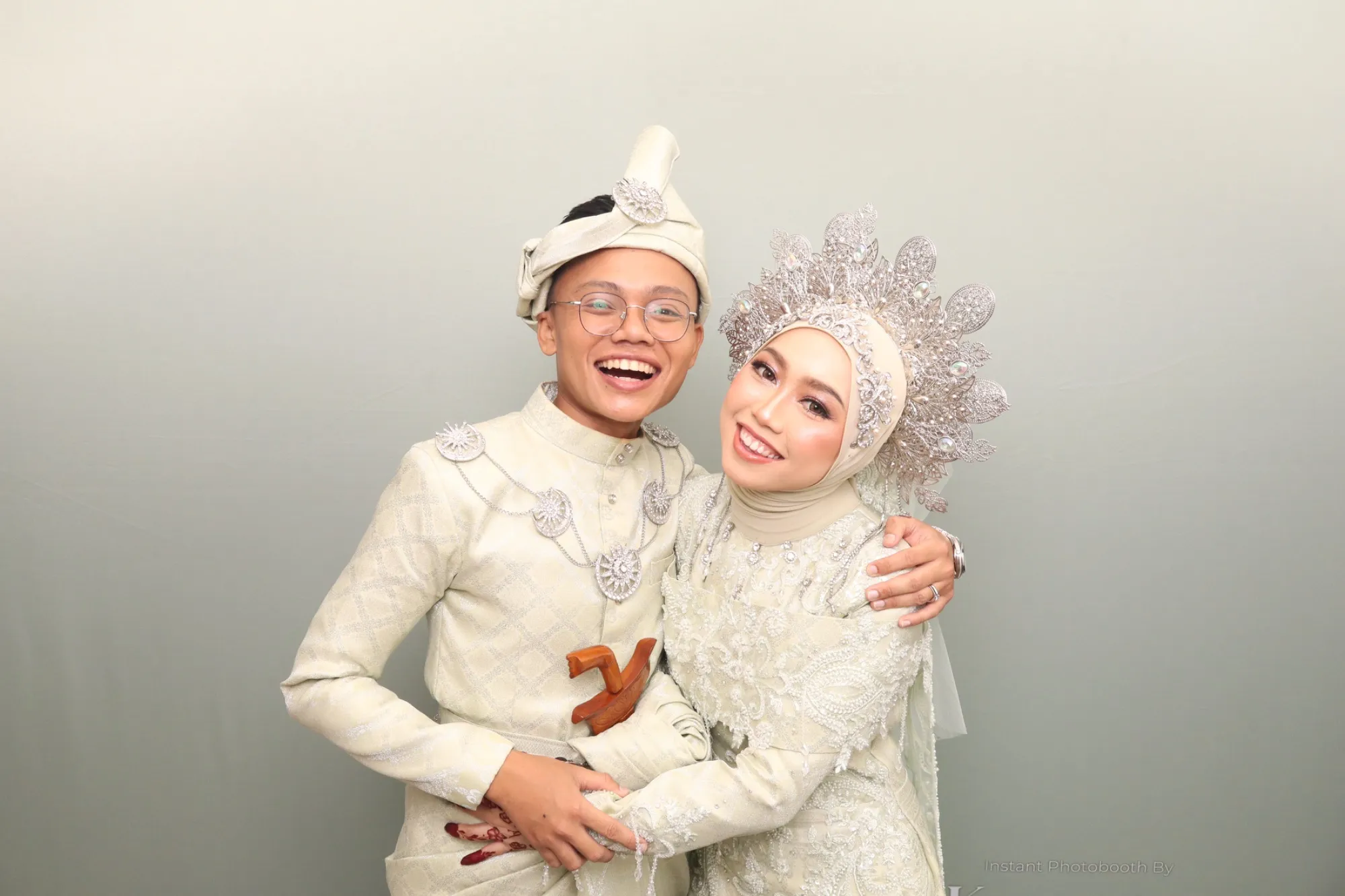 Tetamu bergambar di photobooth semasa majlis perkahwinan Walimatulurus Amirul & Amira di Royal Pahang Golf Club, Kuantan