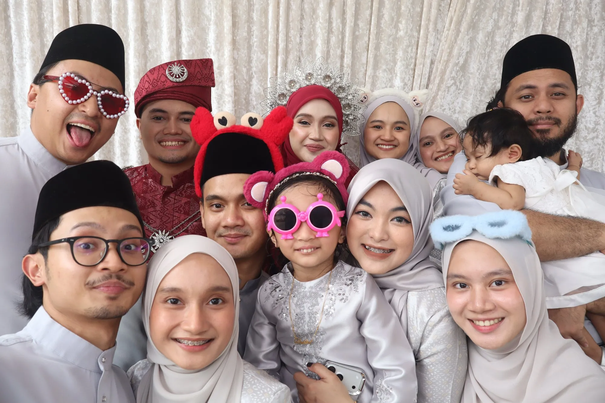 Tetamu bergambar di photobooth semasa majlis perkahwinan Jasrina & Hafizuddin di Anjung Zaharah Majid, Kuantan