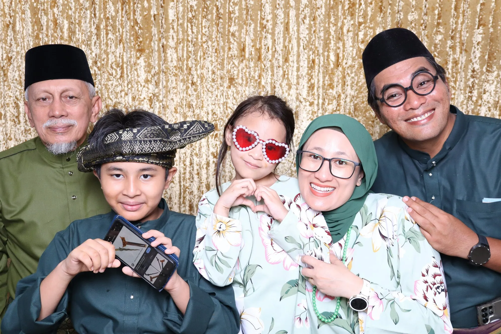Tetamu bergambar di photobooth semasa rumah terbuka hari raya Satu Malam Sejuta Kenangan Raya @ KotaSAS Lakefront di KotaSAS Lakefront, Kuantan