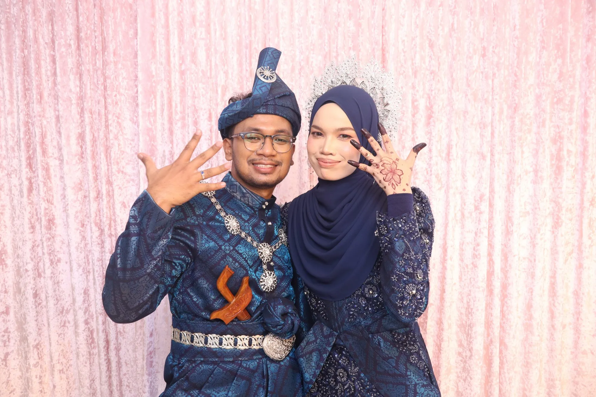 Tetamu bergambar di photobooth semasa majlis perkahwinan Atiqah & Afiq di CMI Diamond Hall, Kuantan