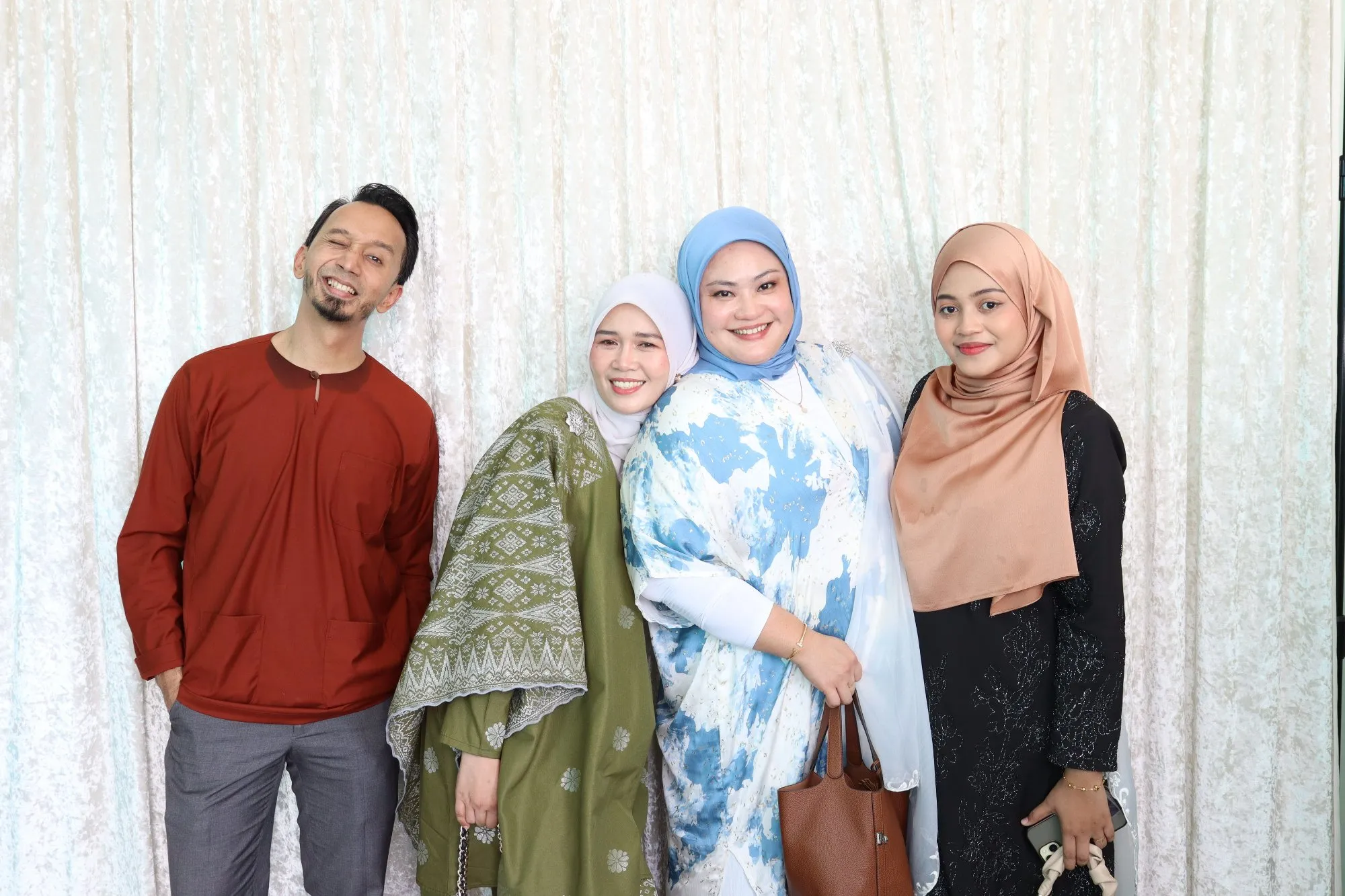Tetamu bergambar di photobooth semasa rumah terbuka hari raya Hari Raya bersama Musolla Ar Raudah di Musolla Ar Raudah, Kuantan
