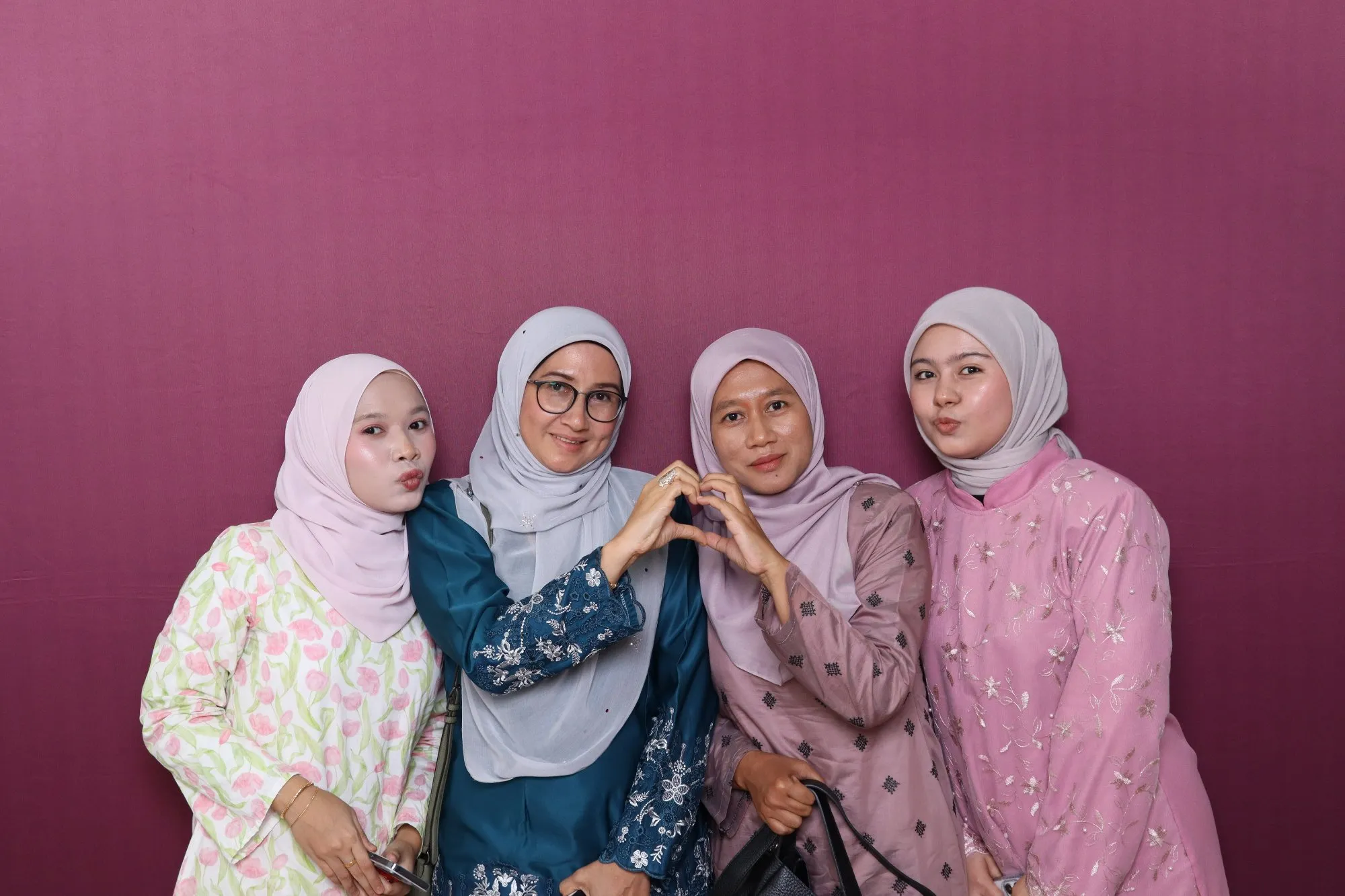 Tetamu bergambar di photobooth semasa majlis perkahwinan Farhan & Adilla di Dewan Dato' Seri Amar Diraja, Kemaman