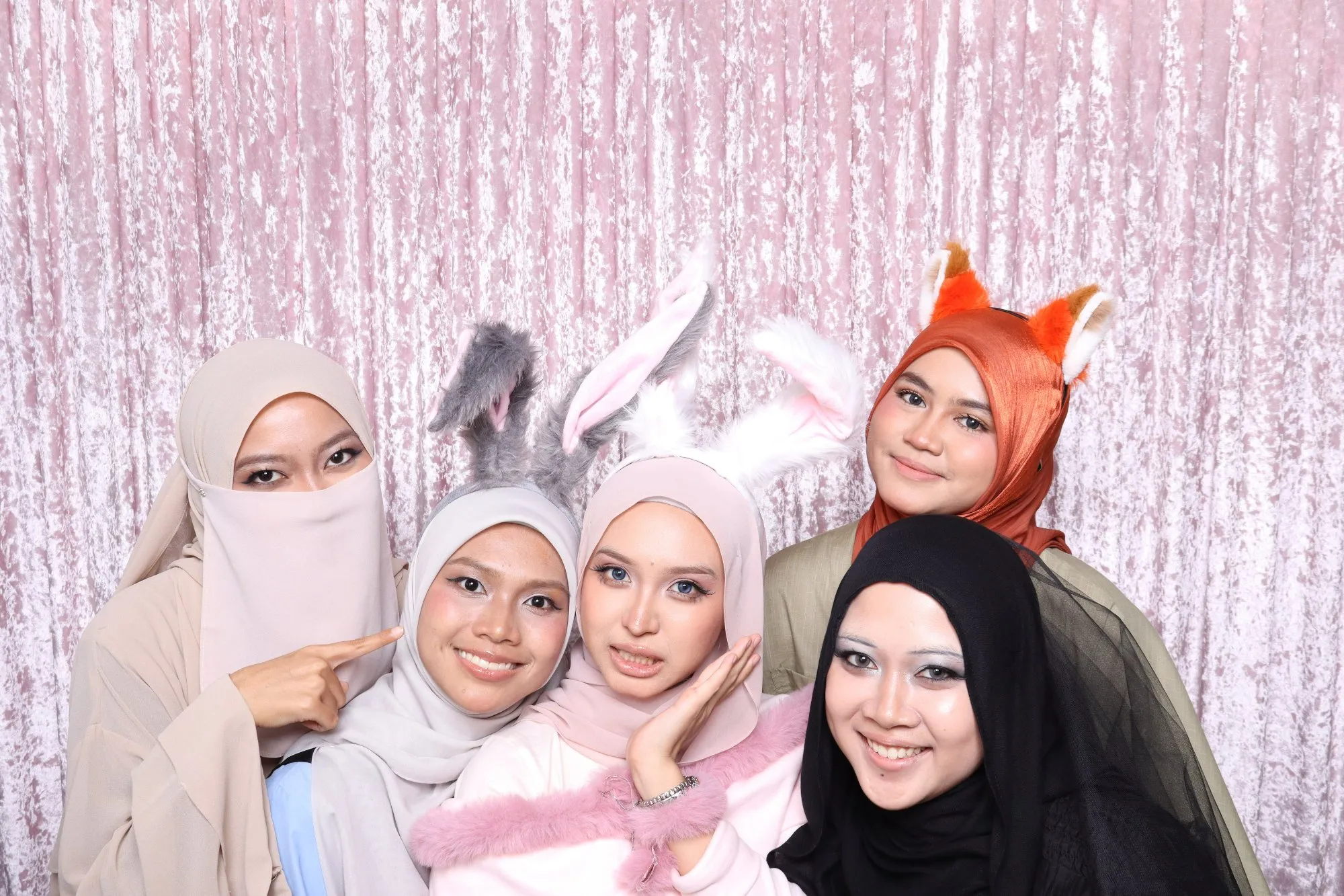 Tetamu bergambar di photobooth semasa makan malam tahunan Makan Malam Tahunan Perdana RX 21 • Alastair di D'Lamar Dia Jaya Gading, Kuantan