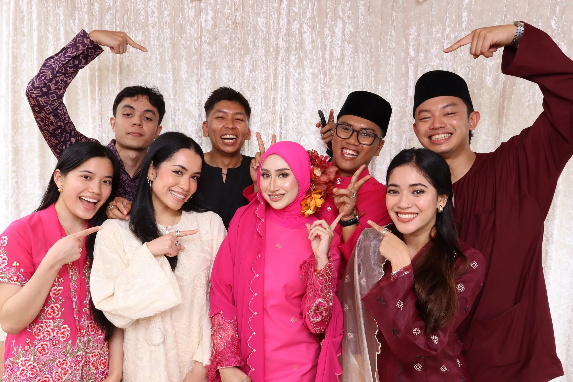Tetamu bergambar di photobooth semasa majlis perkahwinan Izzul & Athirah di Ruma Kayu Retreat, Kuantan
