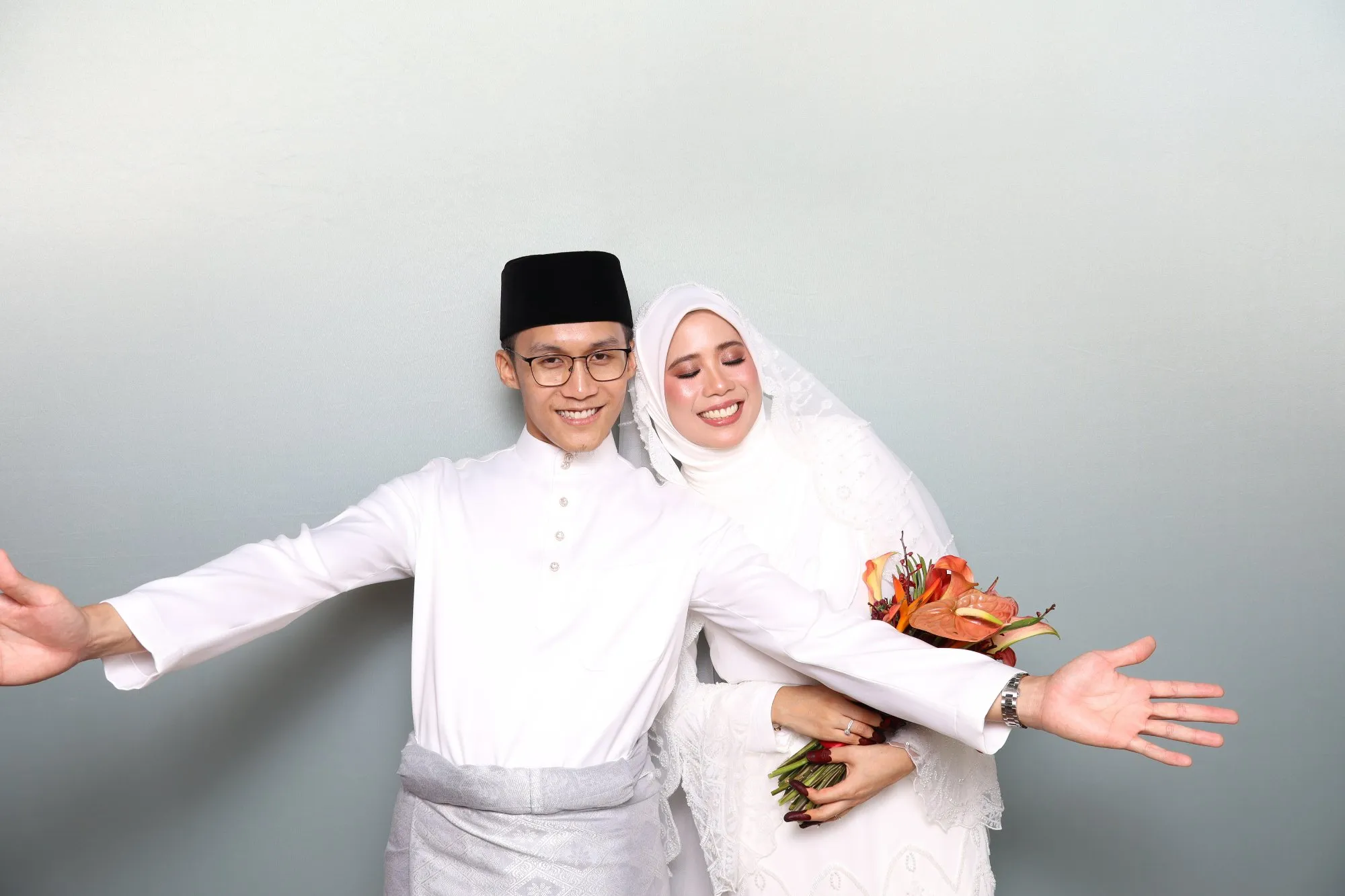 Tetamu bergambar di photobooth semasa majlis perkahwinan Arina & Iman di Rumah Abang Jamil, Balok, Kuantan