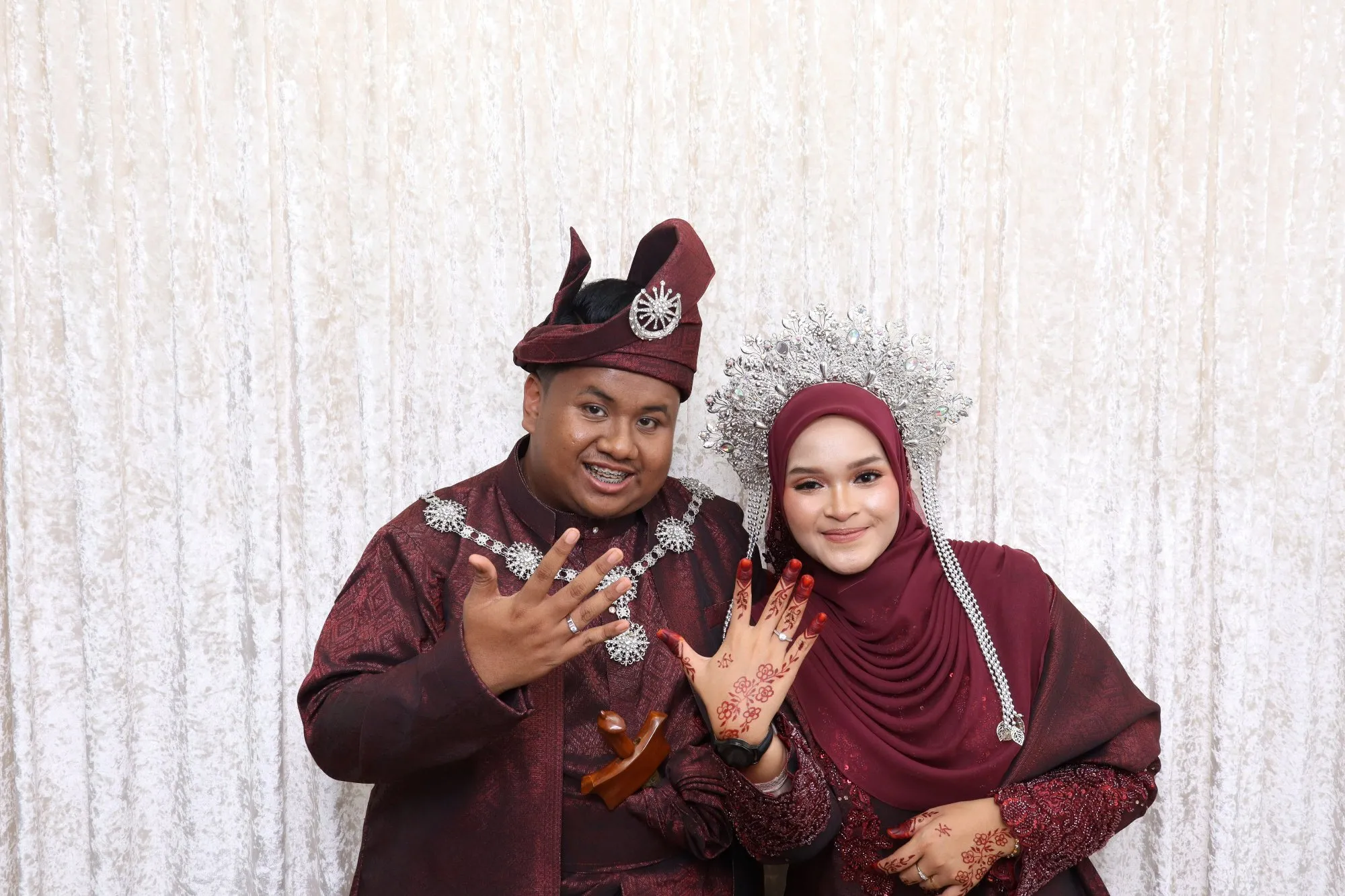 Tetamu bergambar di photobooth semasa majlis perkahwinan Aliff & Nurzahidah di Dewan Institut Pertanian, Kuantan