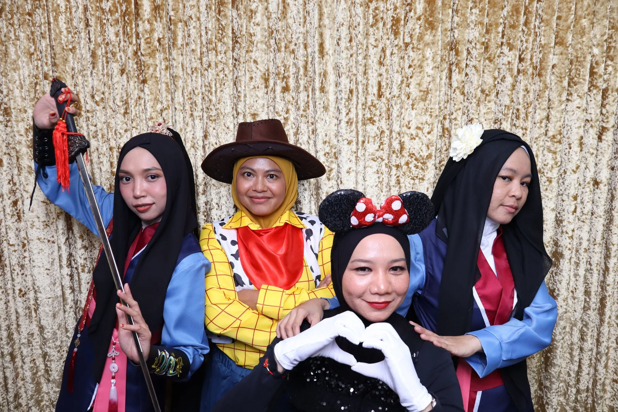 Tetamu bergambar di photobooth semasa makan malam tahunan Starstruck Gala Night Bersama Bahagian Akaun JPM di Royale Chulan, Cherating