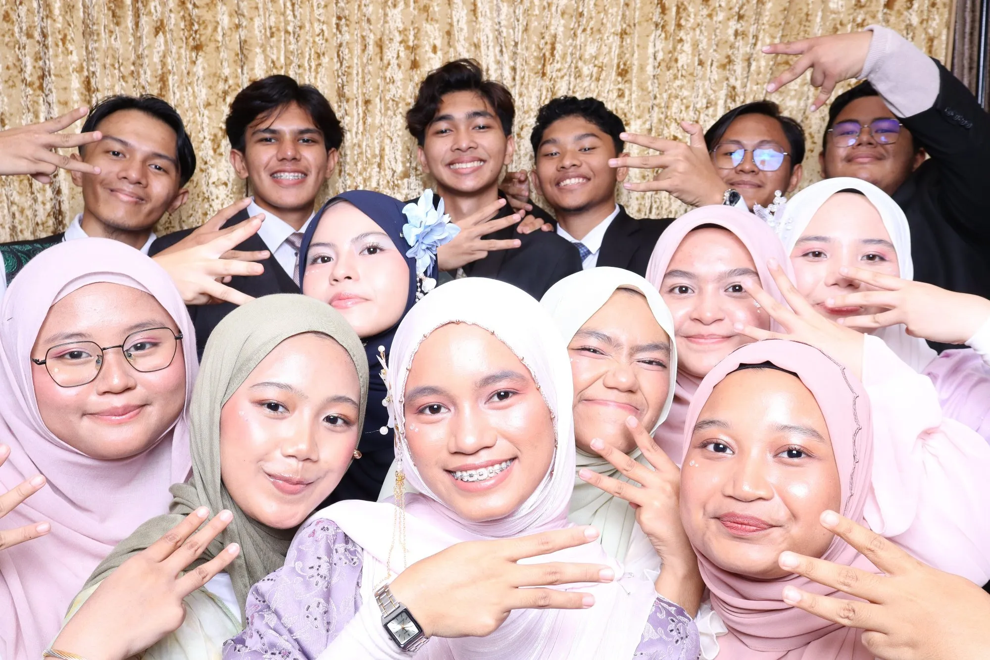 Tetamu bergambar di photobooth semasa makan malam tahunan Economics Students' Society Annual Grand Dinner di Sri Manja Boutique Hotel, Kuantan
