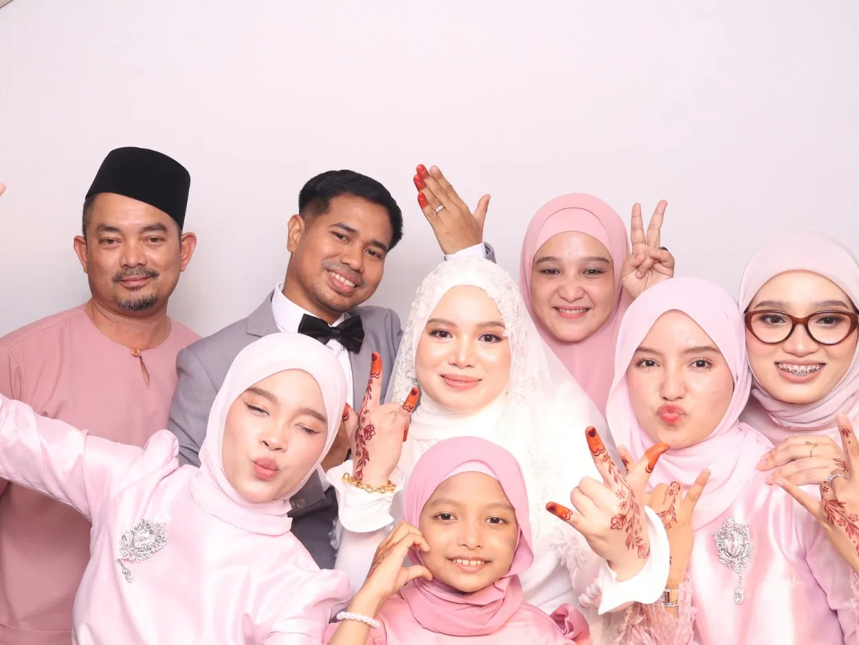Tetamu bergambar di photobooth semasa majlis perkahwinan Syuhada & Amin di Rumah Abang Jamil, Balok, Kuantan