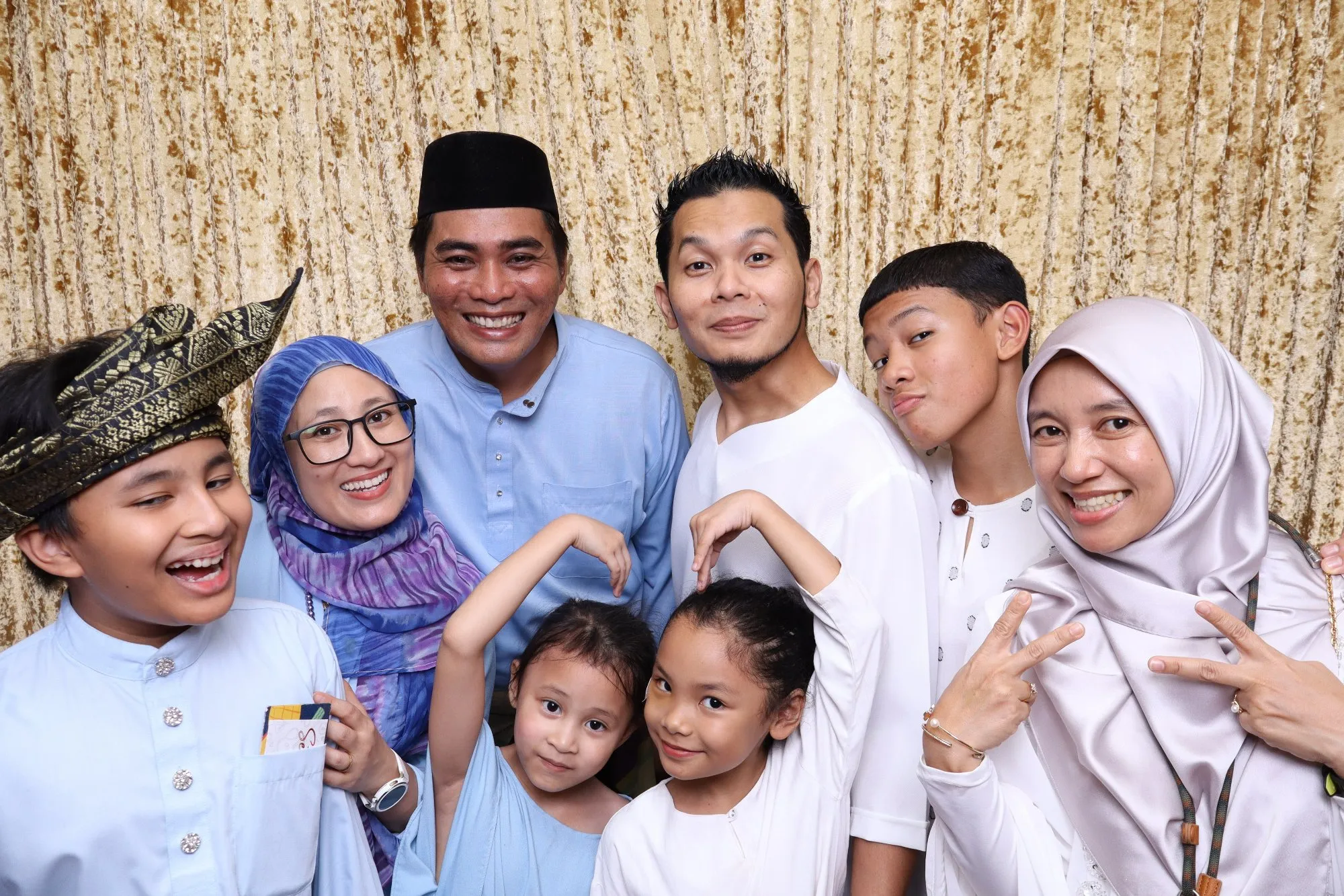 Tetamu bergambar di photobooth semasa rumah terbuka hari raya Rumah Terbuka Adam & Efiza di KotaSAS, Kuantan
