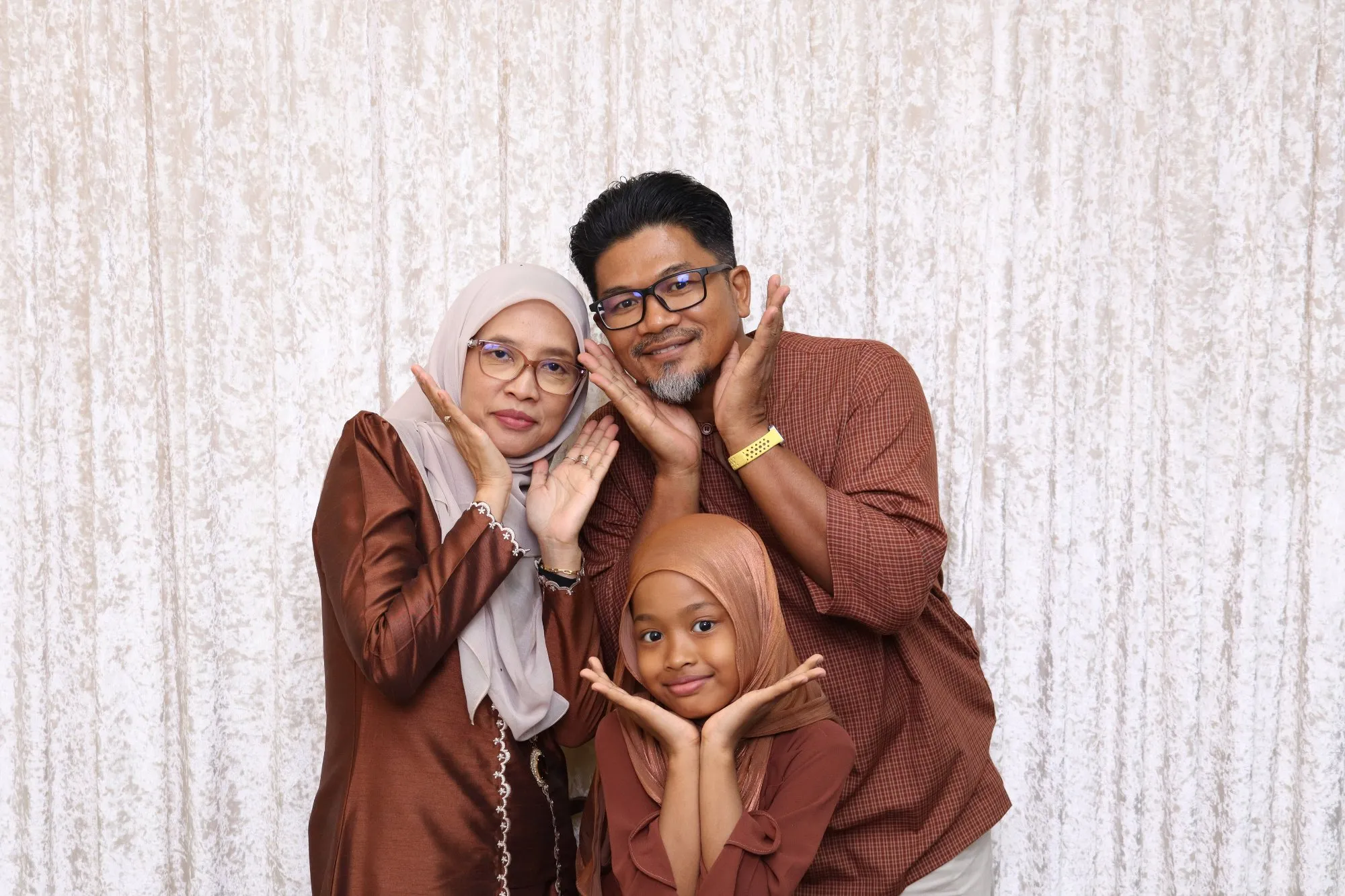 Tetamu bergambar di photobooth semasa rumah terbuka hari raya Majlis Rumah Terbuka Masz Formula Rich Empire & Permata Affim Empire di Dewan Bakawali, Kuantan