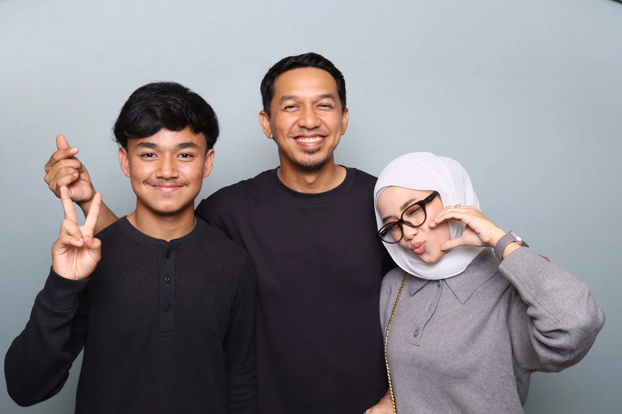 Tetamu bergambar di photobooth semasa santai santai belia Malam Muda Gen Z di Pantai Batu Hitam, Kuantan