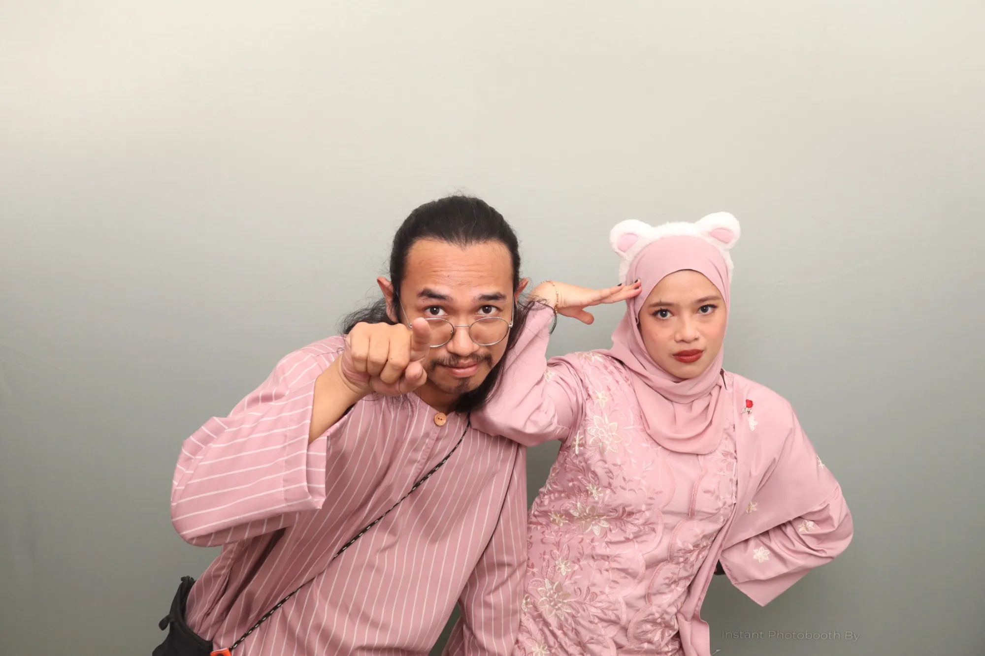 Tetamu bergambar di photobooth semasa majlis perkahwinan Walimatulurus Amirul & Amira di Royal Pahang Golf Club, Kuantan