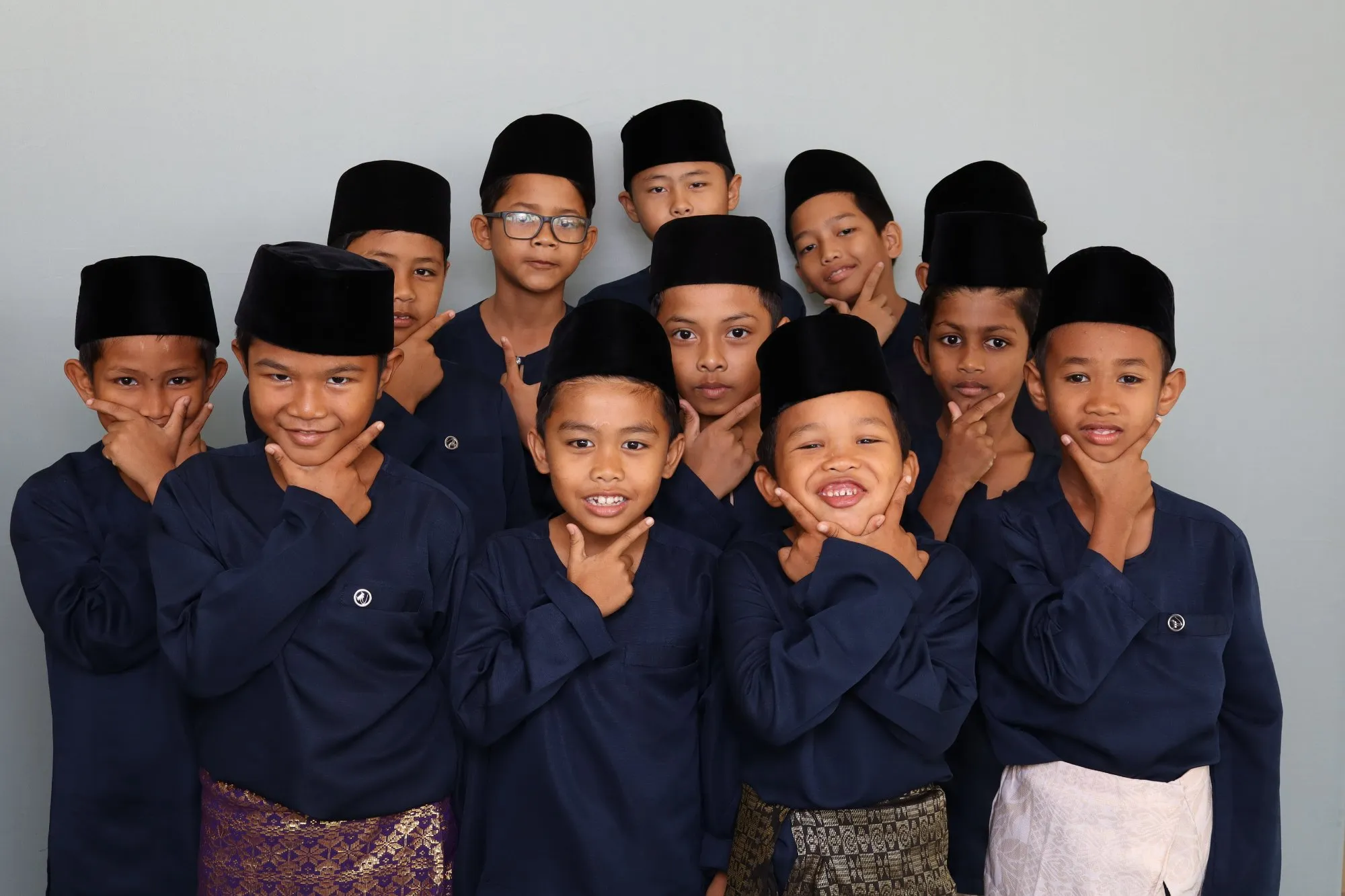 Tetamu bergambar di photobooth semasa rumah terbuka hari raya Hari Bertemu Pelanggan RKKSHK: Meriah Bersama Erat Selamanya di Rumah Kanak-Kanak Sultanah Hajjah Kalsom, Kuantan