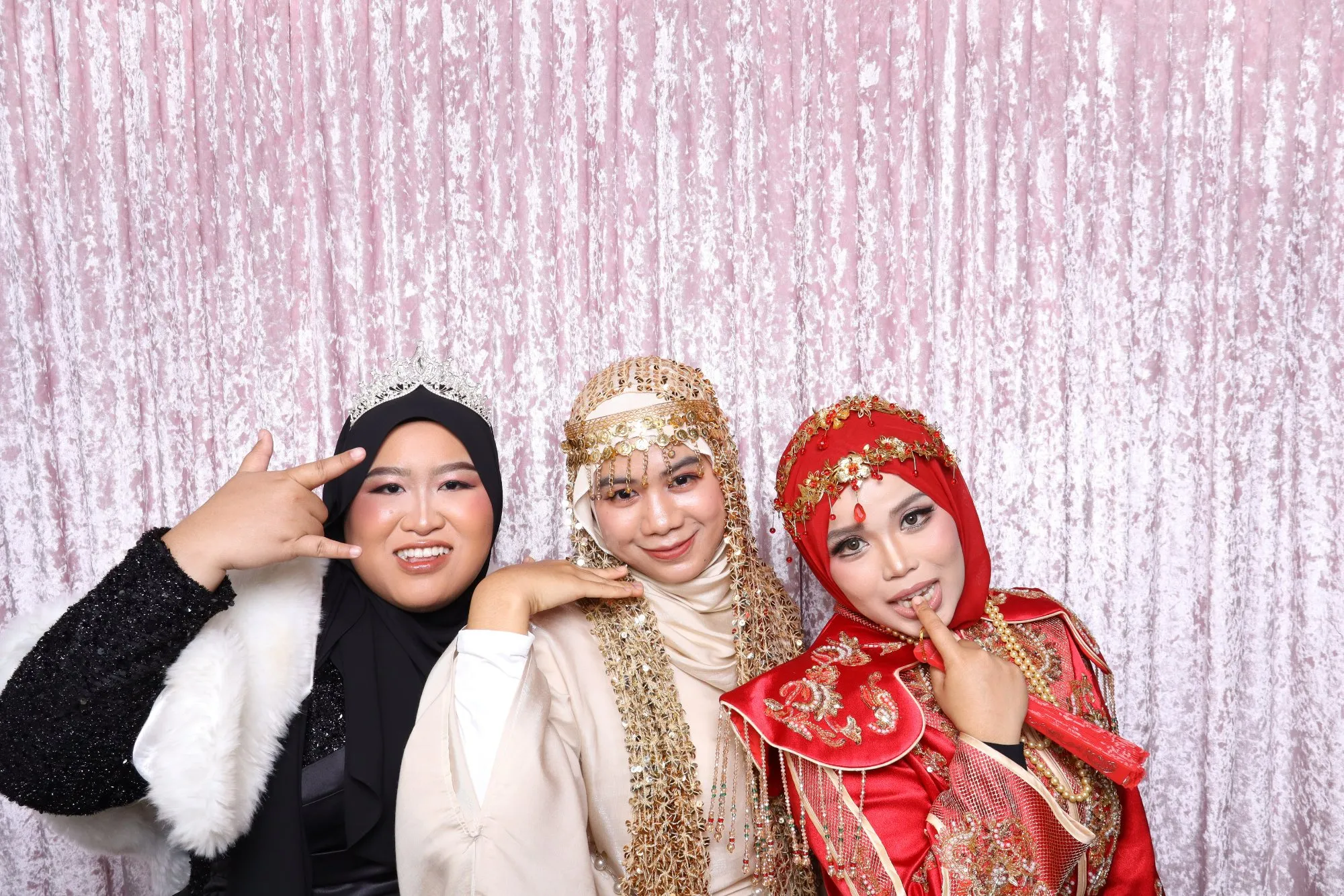 Tetamu bergambar di photobooth semasa makan malam tahunan Makan Malam Tahunan Perdana RX 21 • Alastair di D'Lamar Dia Jaya Gading, Kuantan