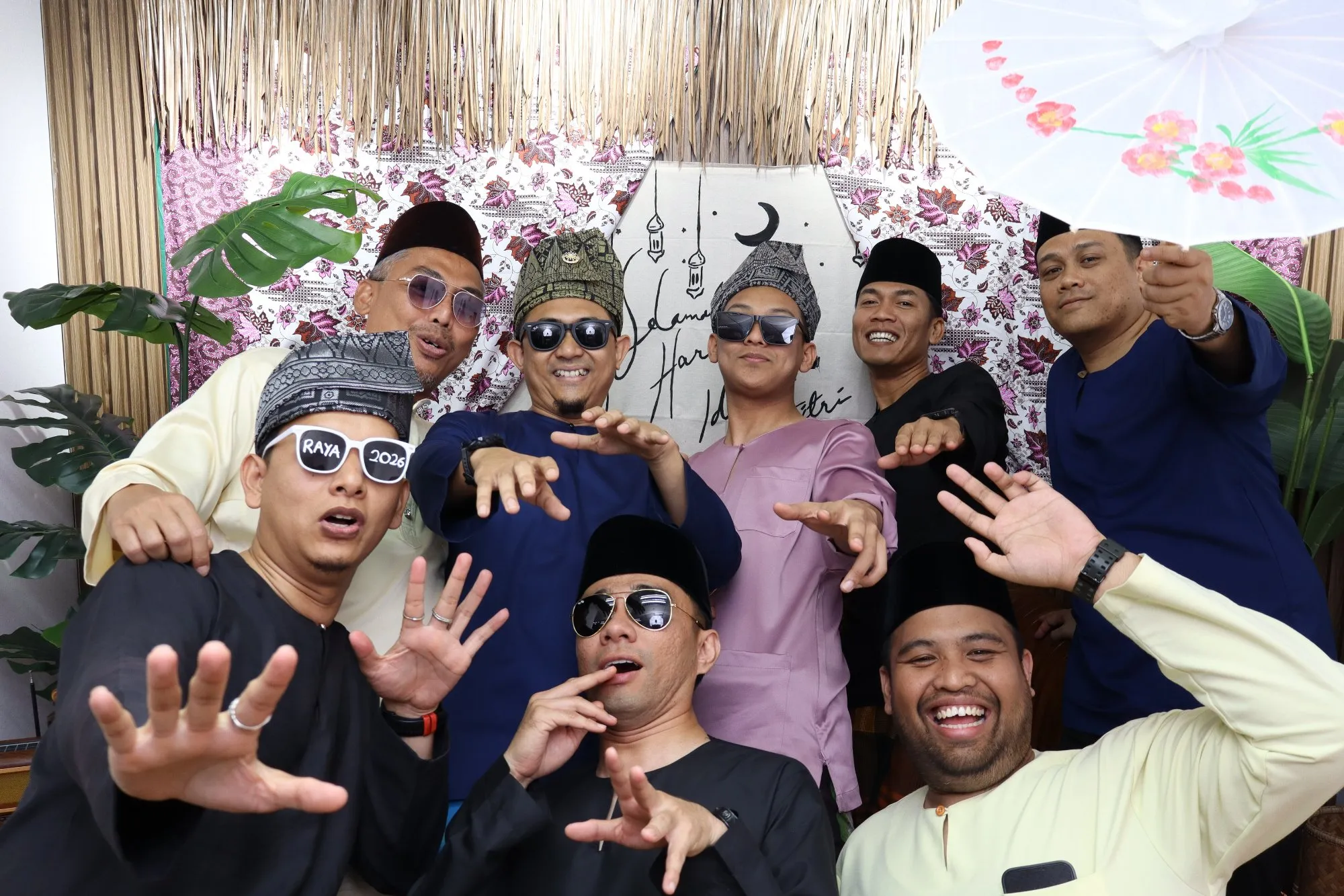 Tetamu bergambar di photobooth semasa rumah terbuka hari raya Pasar Ria Raya PKNK di PKNP Kompleks Teruntum, Kuantan