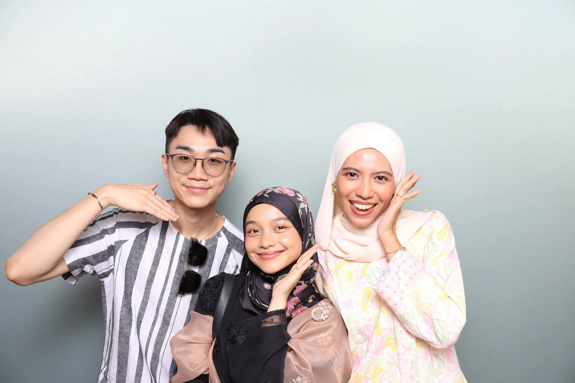 Tetamu bergambar di photobooth semasa majlis perkahwinan Arina & Iman di Rumah Abang Jamil, Balok, Kuantan