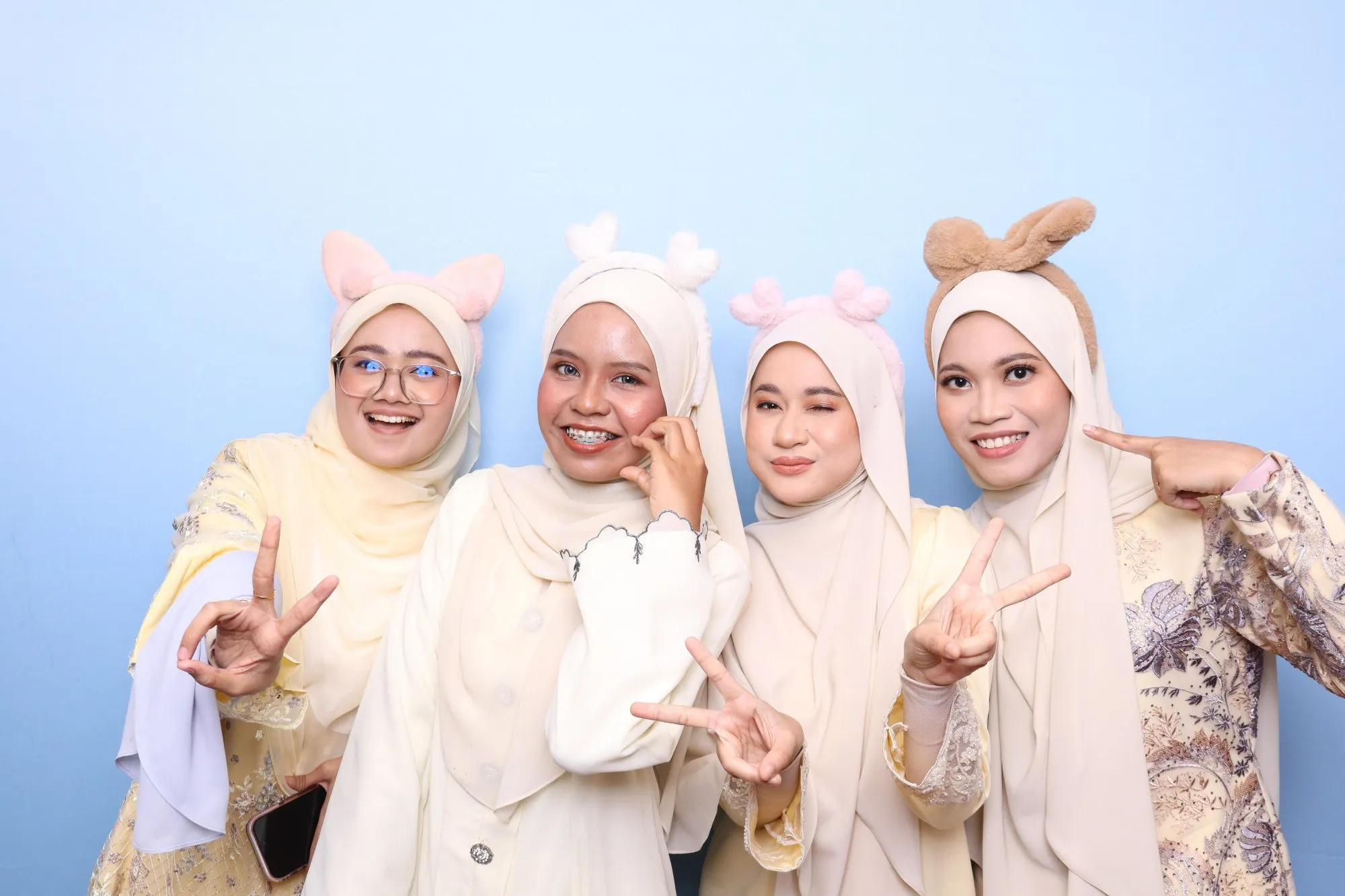 Tetamu bergambar di photobooth semasa majlis perkahwinan YM Tuan Nadia & Kapt Qayum di Kimstone Hall, Kuantan