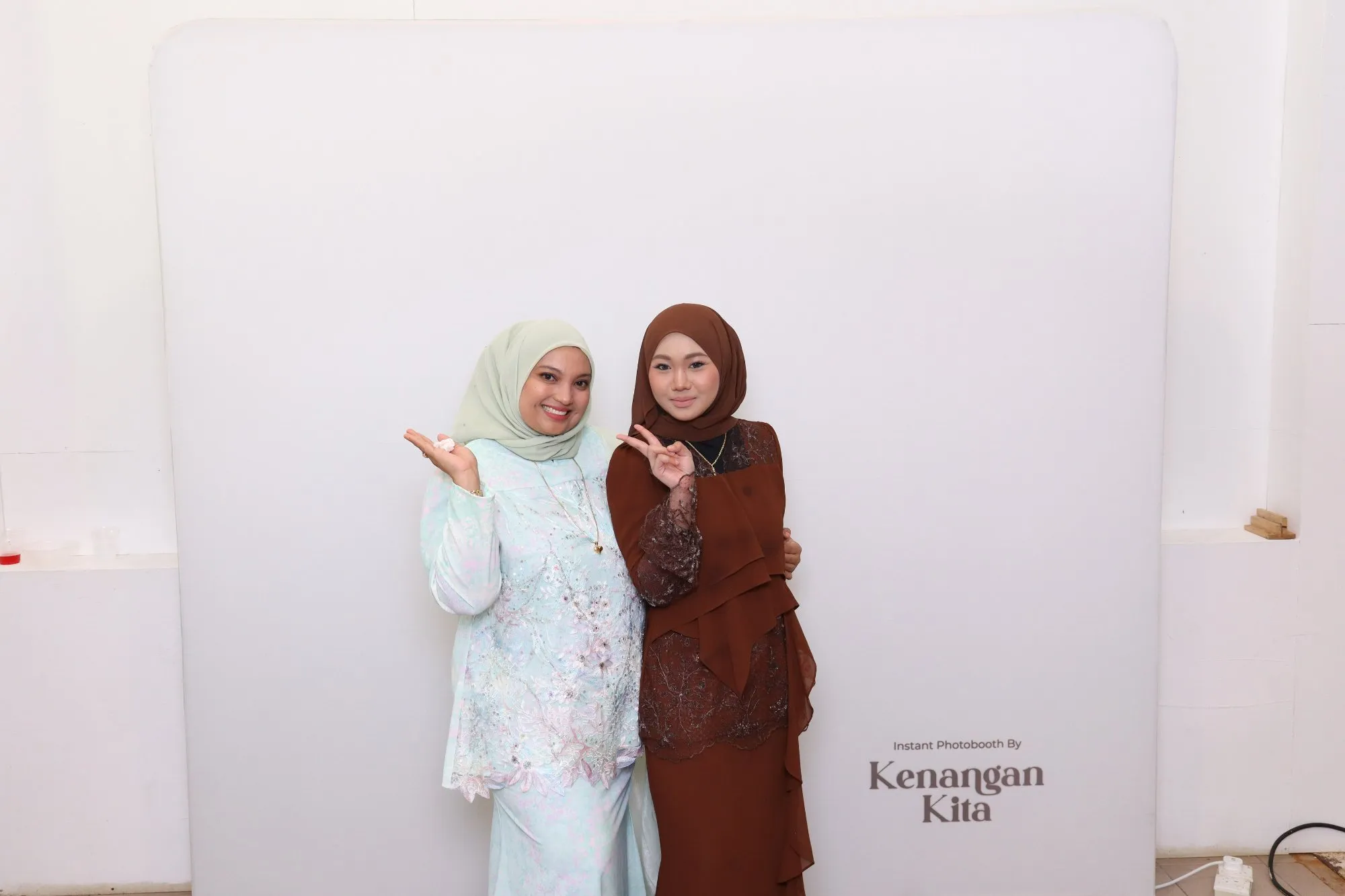 Tetamu bergambar di photobooth semasa rumah terbuka hari raya Sambutan Hari Raya bersama Lagenda Properties di Timorra Venue, Kuantan