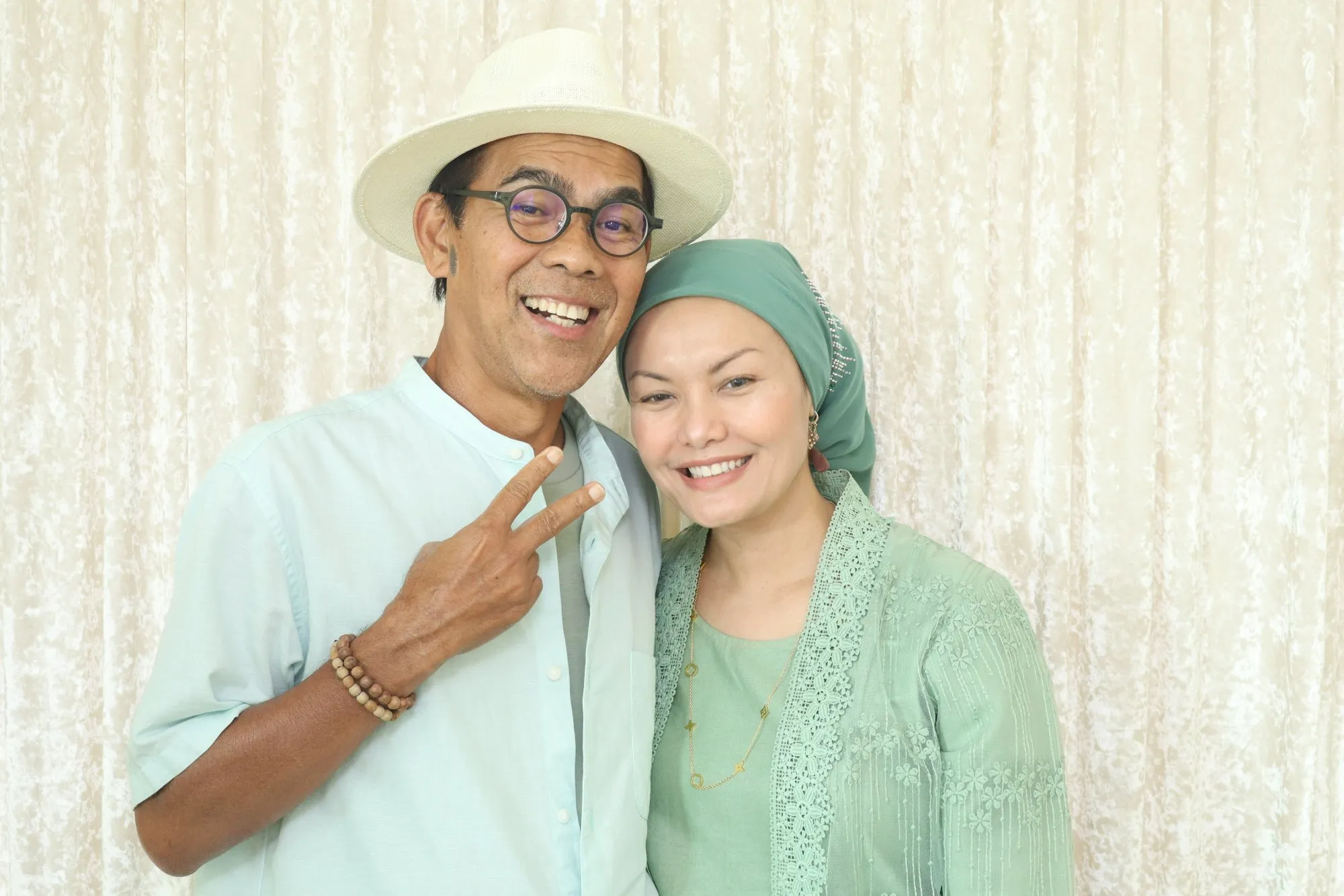Tetamu bergambar di photobooth semasa majlis perkahwinan Balqis & Izzuddin di Dewan Atabara, Kuantan