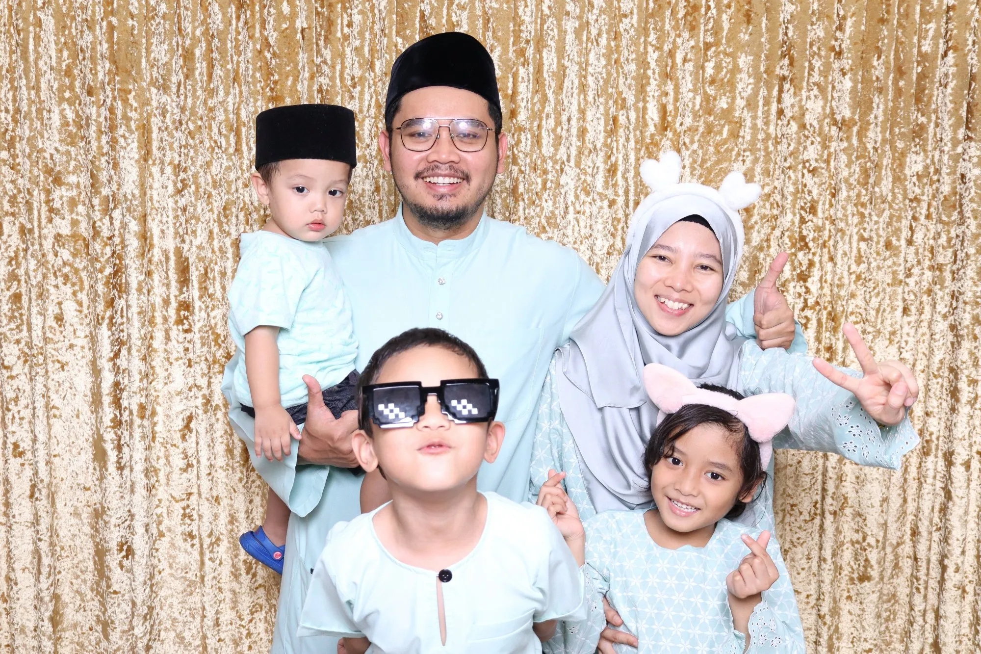 Tetamu bergambar di photobooth semasa rumah terbuka hari raya Satu Malam Sejuta Kenangan Raya @ KotaSAS Lakefront di KotaSAS Lakefront, Kuantan