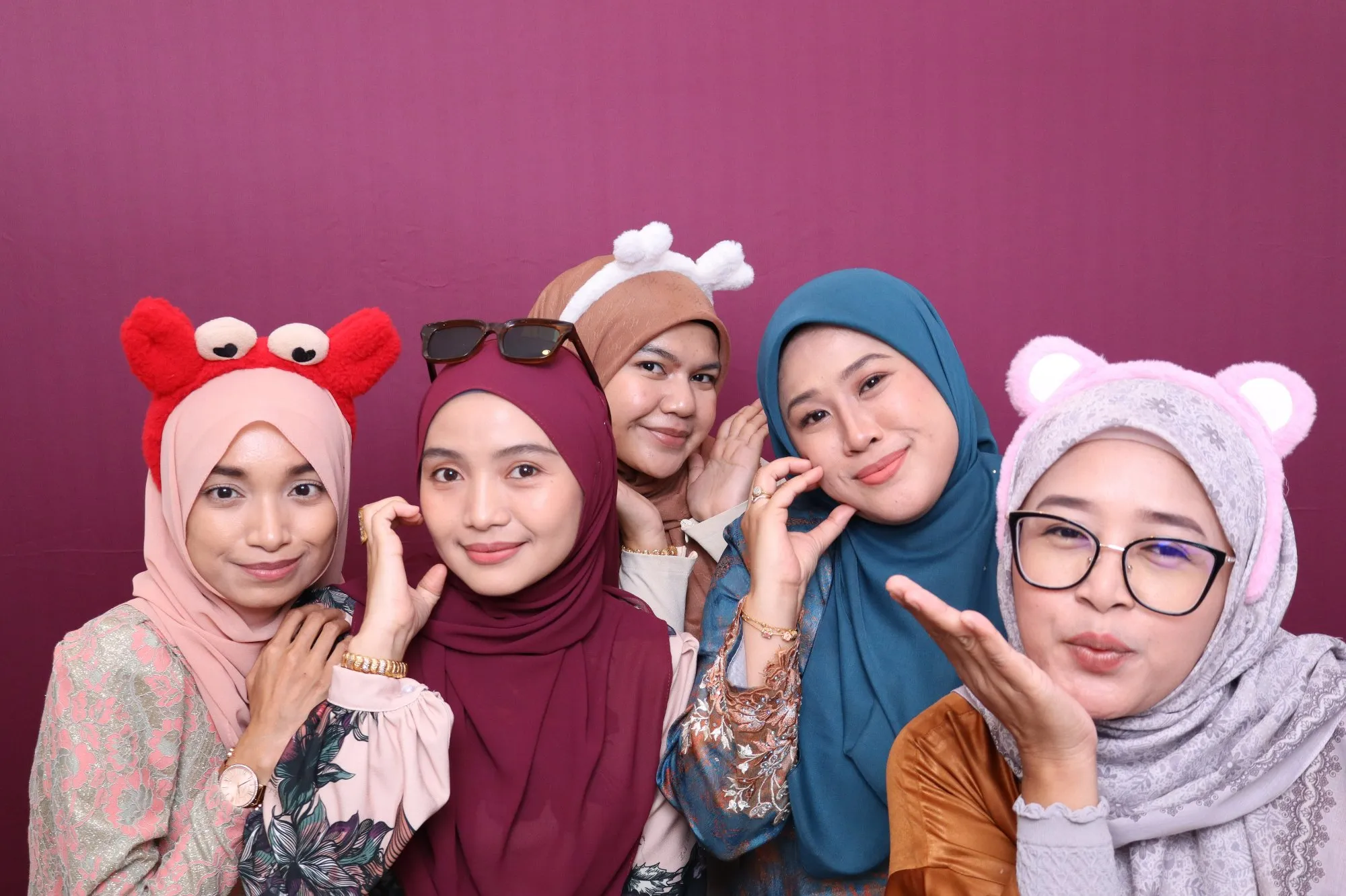 Tetamu bergambar di photobooth semasa rumah terbuka hari raya Riang Raya AIA di Timorra Venue, Kuantan