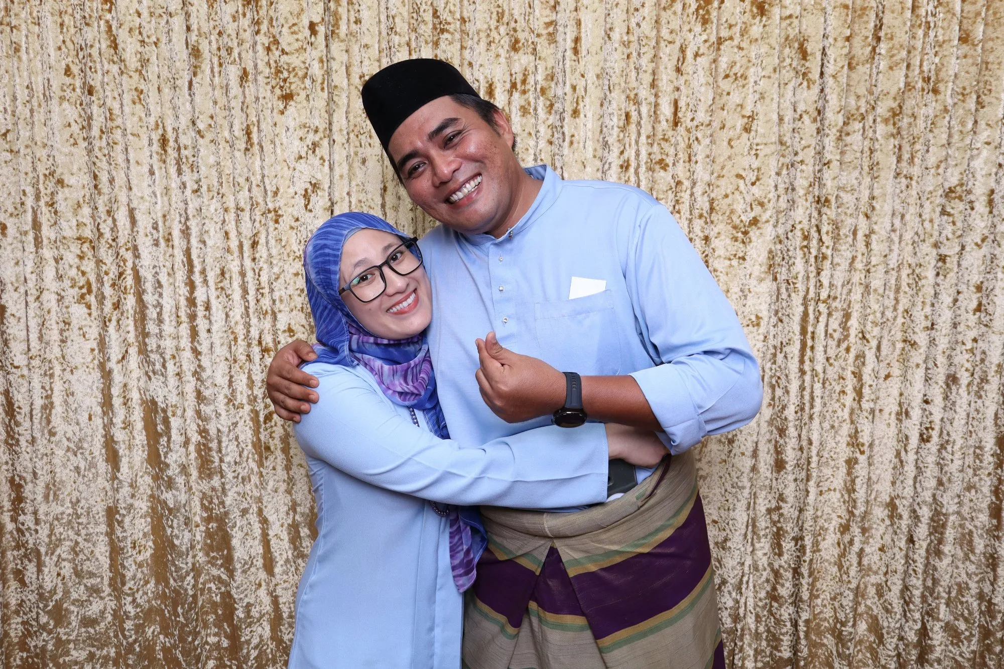 Tetamu bergambar di photobooth semasa rumah terbuka hari raya Rumah Terbuka Adam & Efiza di KotaSAS, Kuantan