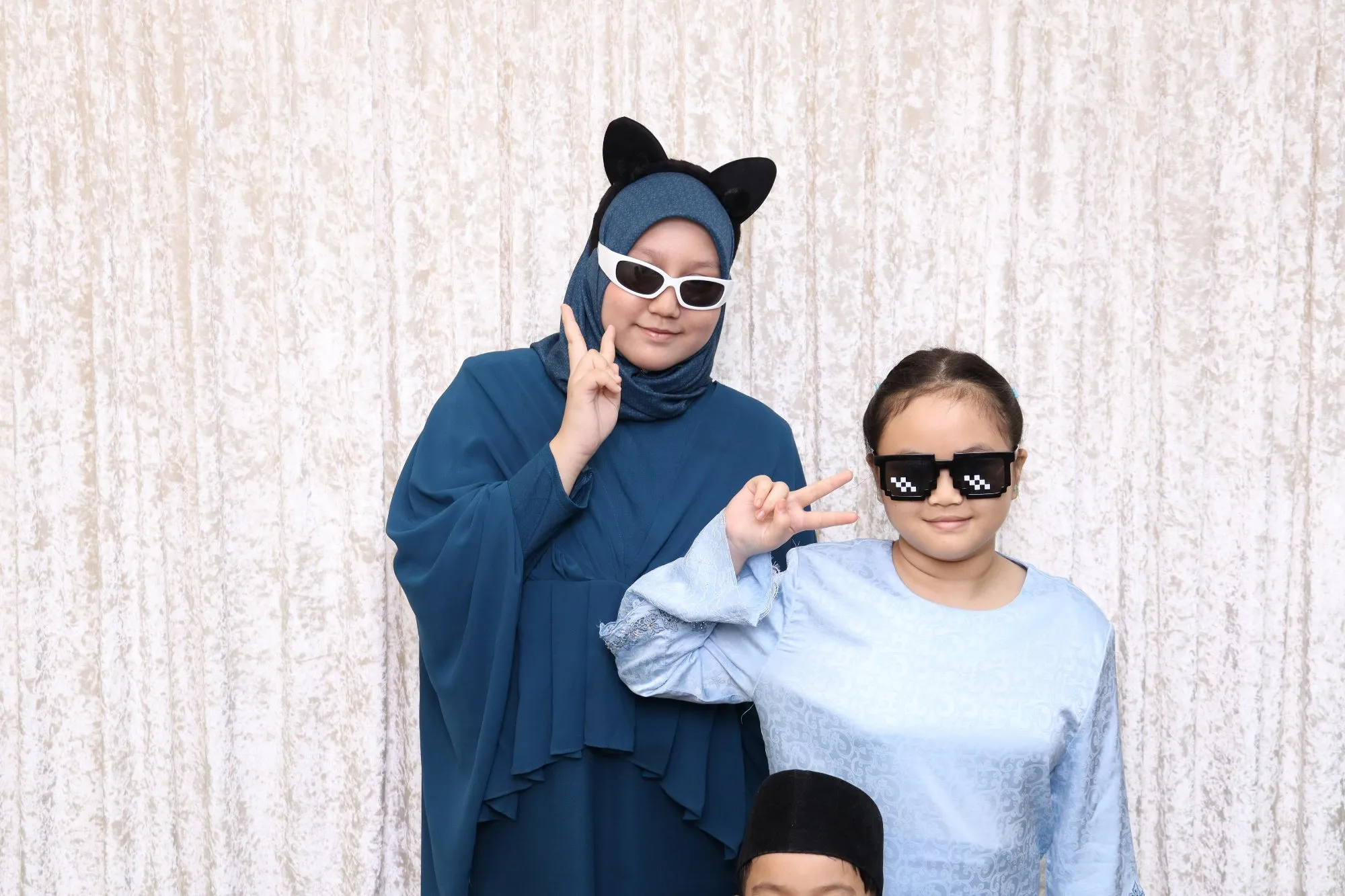 Tetamu bergambar di photobooth semasa rumah terbuka hari raya Majlis Rumah Terbuka Masz Formula Rich Empire & Permata Affim Empire di Dewan Bakawali, Kuantan