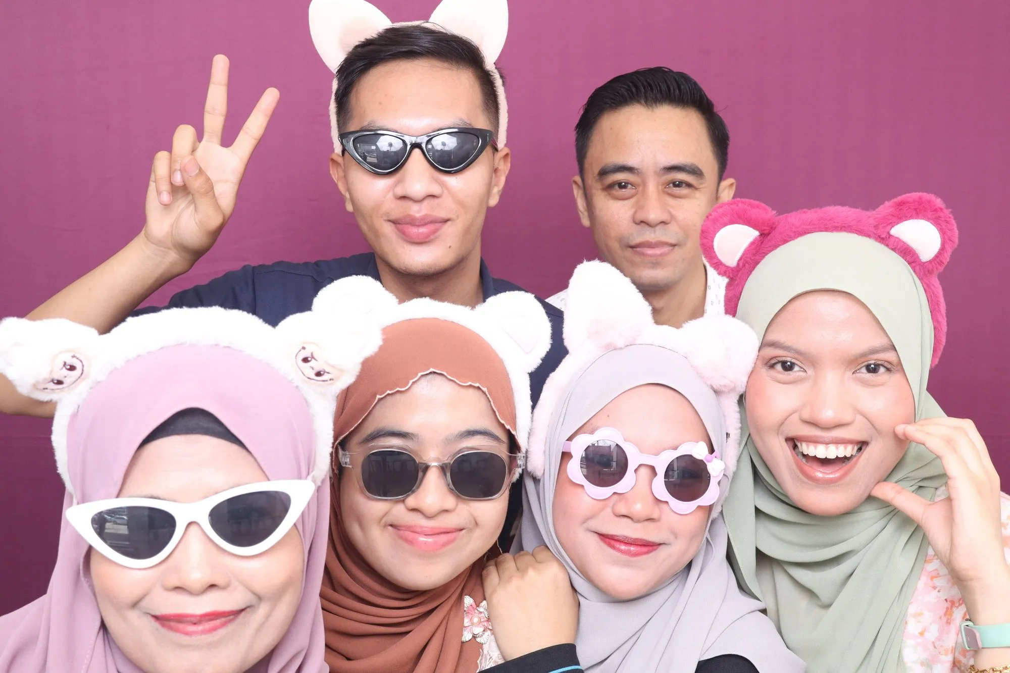 Tetamu bergambar di photobooth semasa majlis perkahwinan Safinah & Bashyar di Mana-mana Cafe, Kuantan