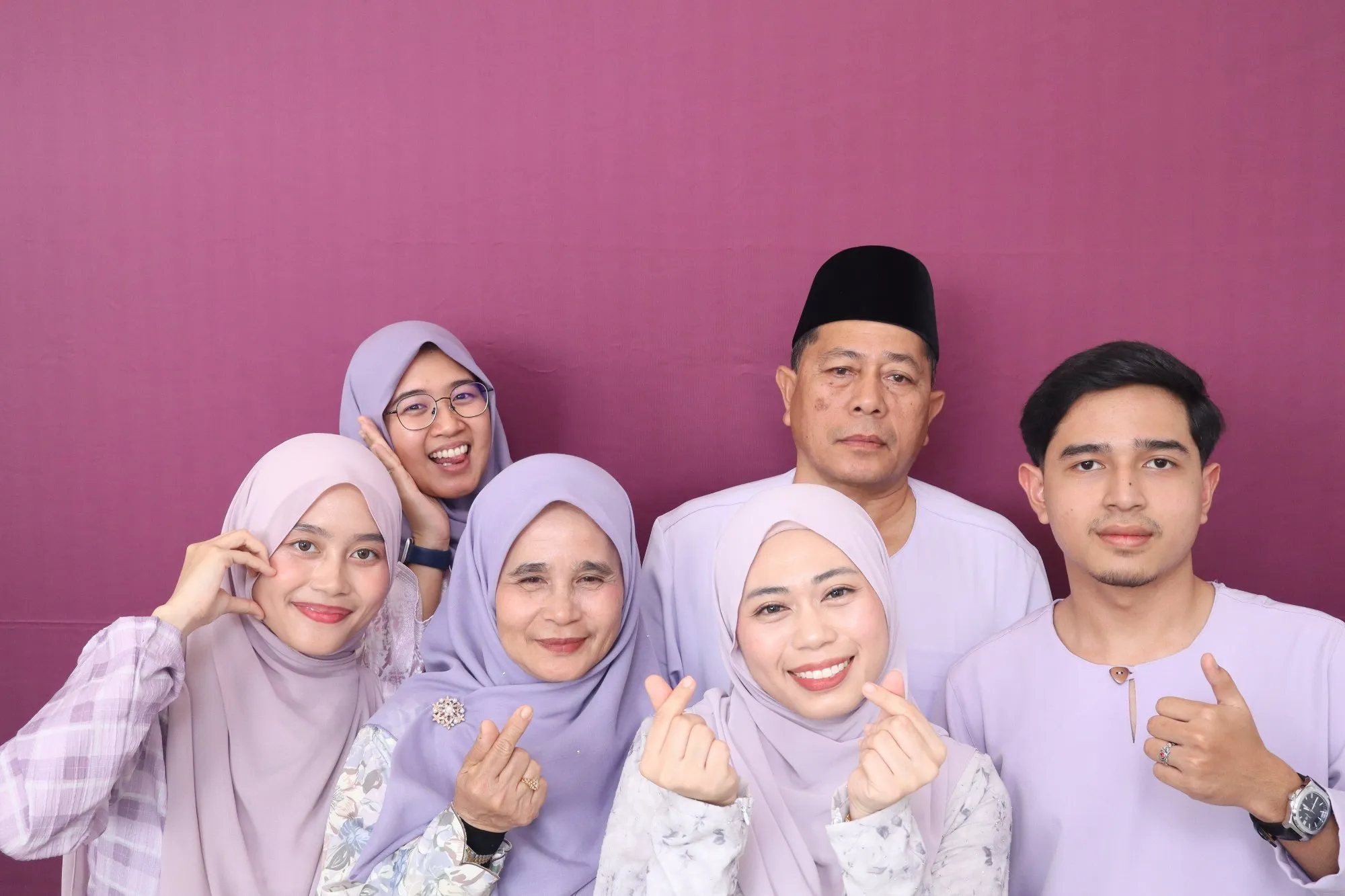 Tetamu bergambar di photobooth semasa majlis perkahwinan Alia & Huamidi di Mana-mana Cafe, Kuantan