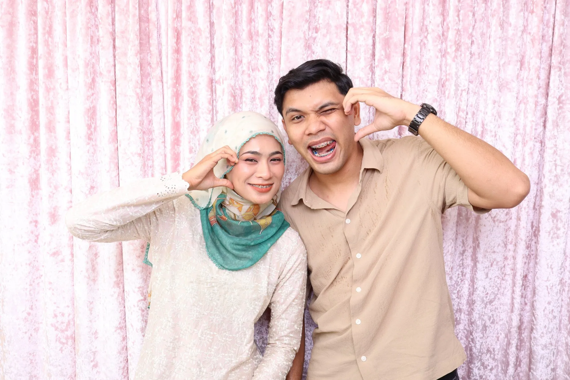 Tetamu bergambar di photobooth semasa majlis perkahwinan Syakir & Arifah di Dewan Era Gemilang, Kuantan