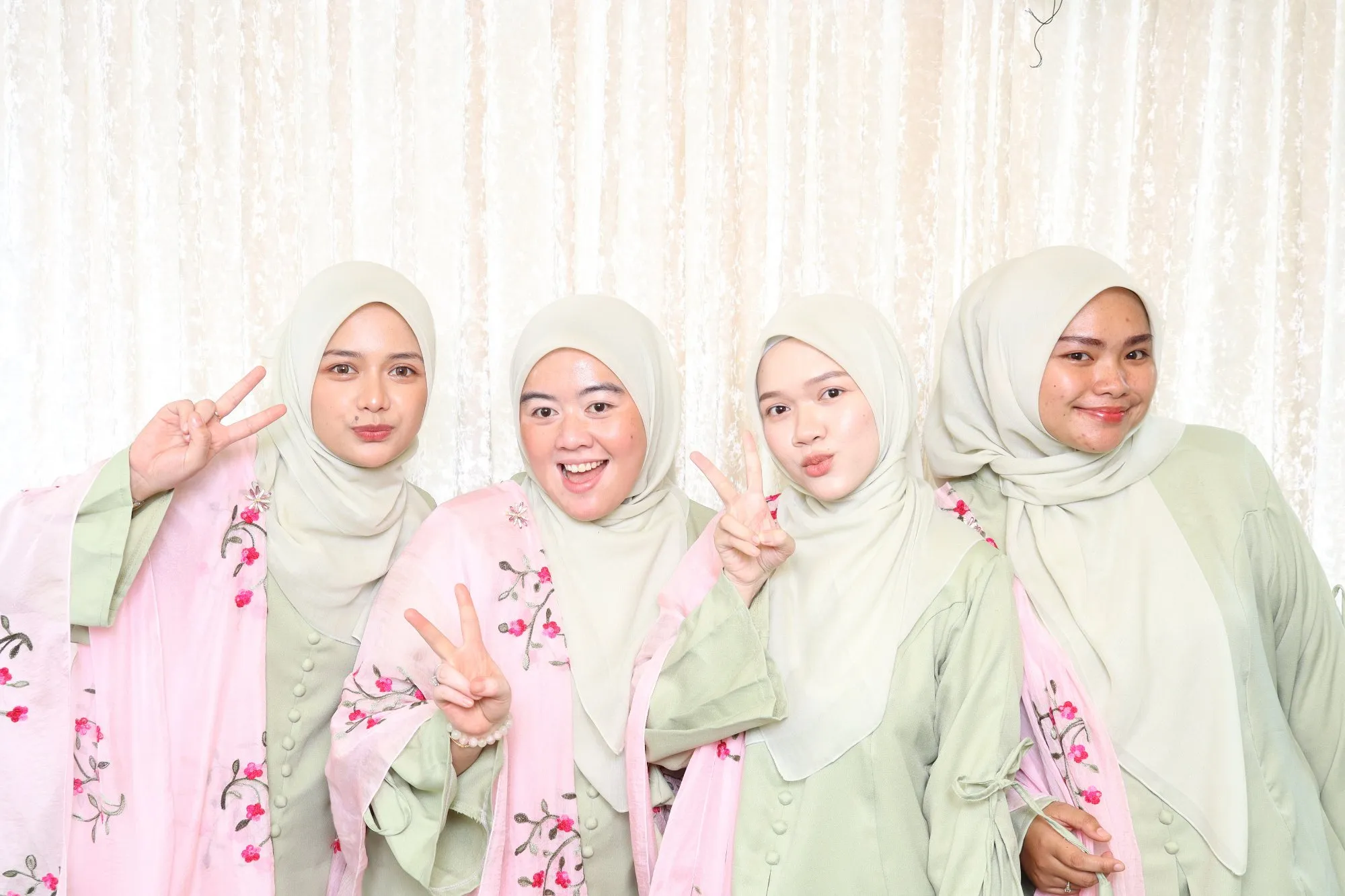 Tetamu bergambar di photobooth semasa majlis perkahwinan Amni & Iqbal di The Binjai, Kemaman