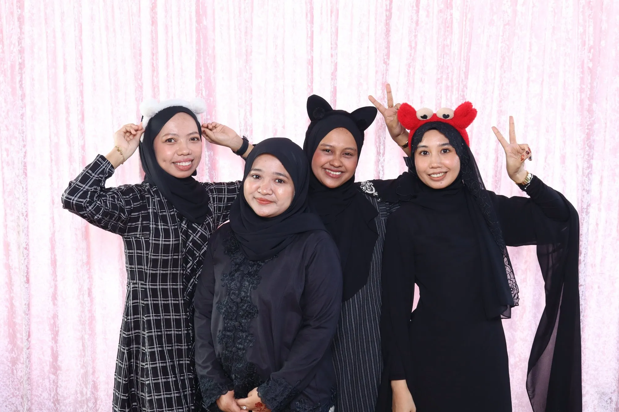 Tetamu bergambar di photobooth semasa majlis perkahwinan Fazlin & Ikhwan di House of Sanding, Kuantan
