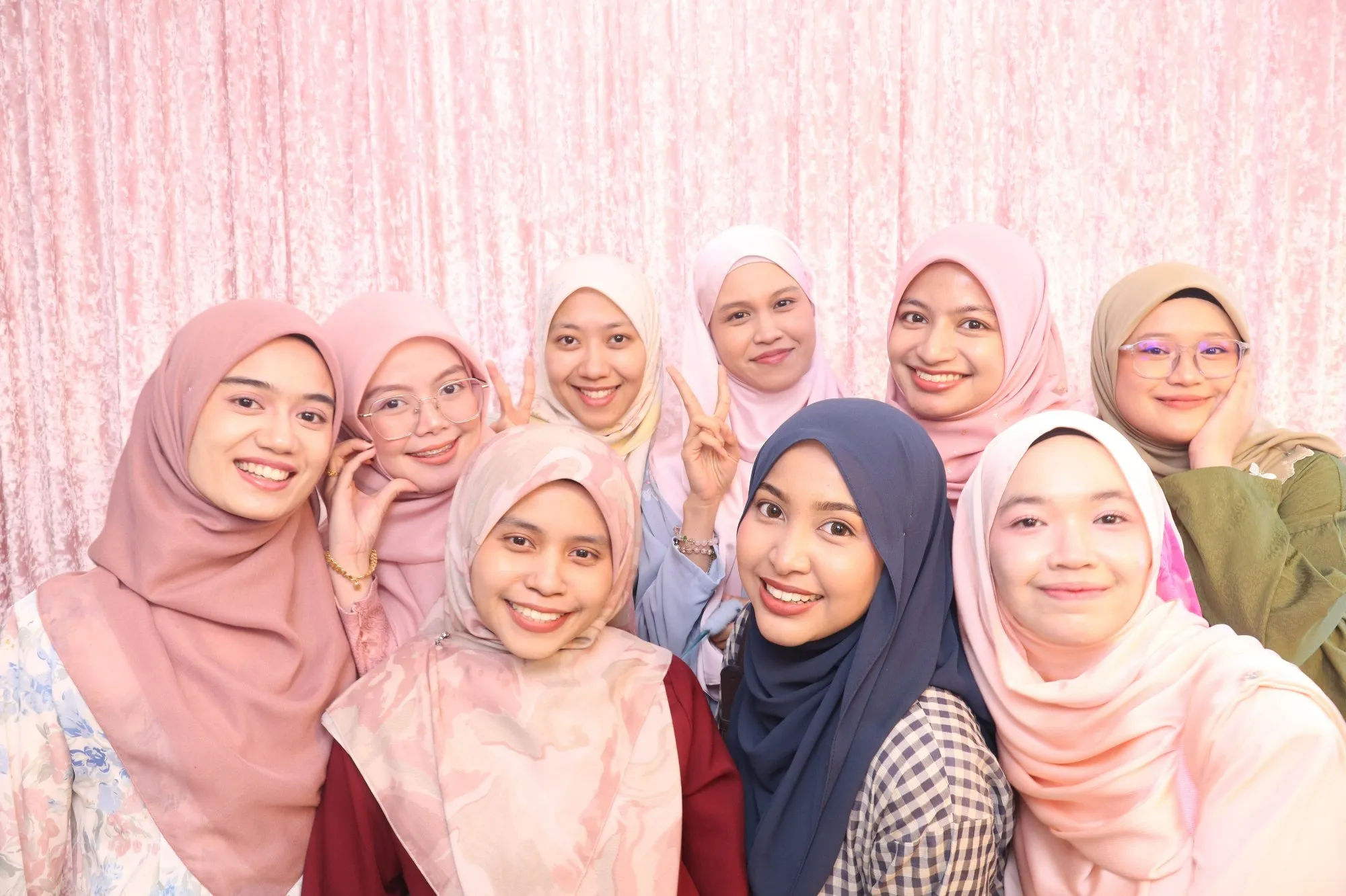 Tetamu bergambar di photobooth semasa majlis perkahwinan Atiqah & Afiq di CMI Diamond Hall, Kuantan