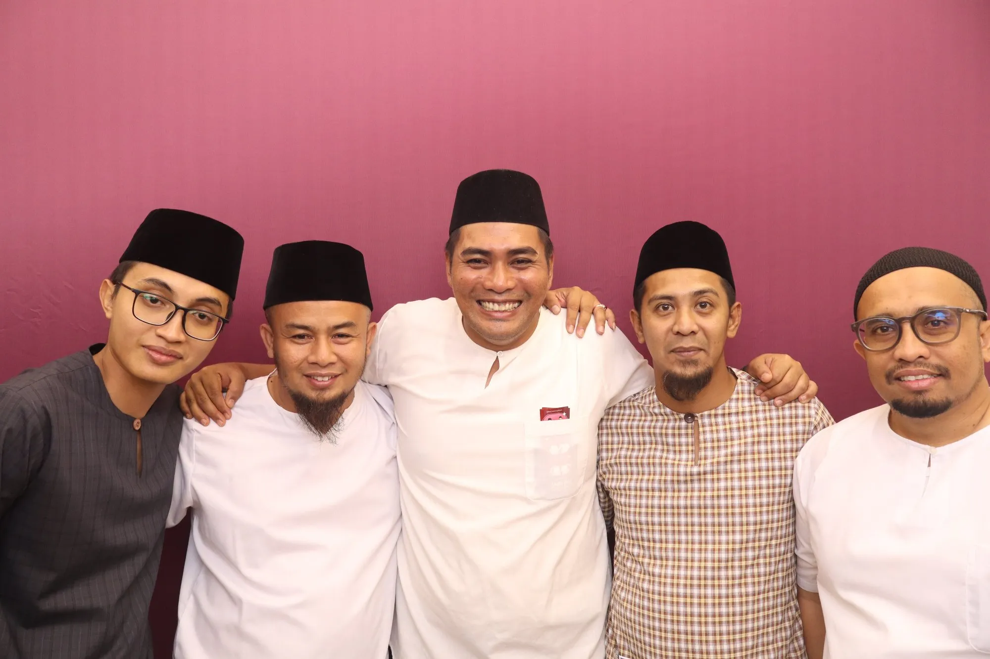 Tetamu bergambar di photobooth semasa majlis iftar Majlis Iftar Pemuda UMNO Indera Mahkota di Royal Pahang Golf Club, Kuantan