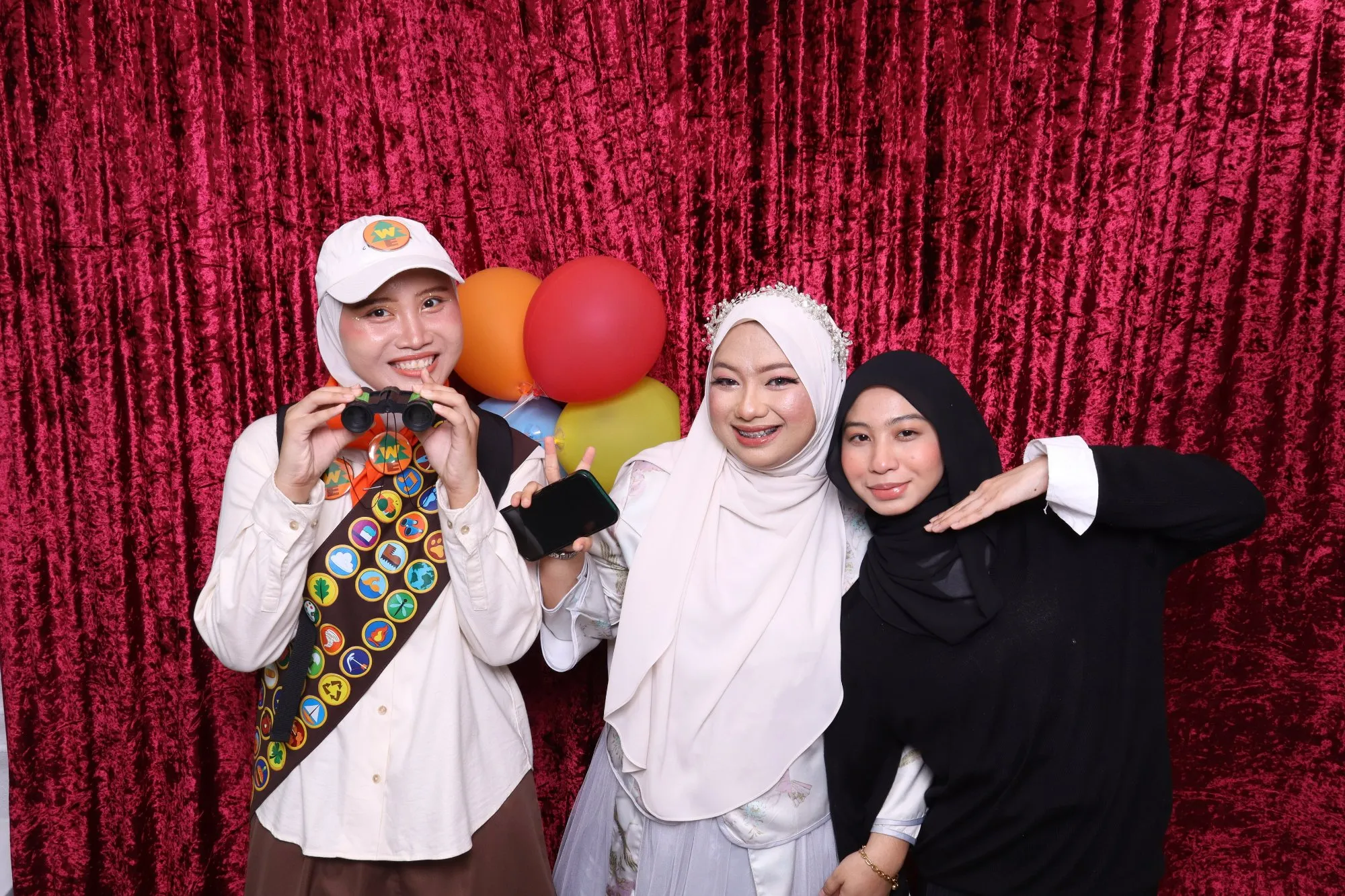 Tetamu bergambar di photobooth semasa makan malam tahunan Pharmacy Movie Magic Night: A Night of Movie Characters & Magical Moments di Anjung Persada Event Hall, Kuantan