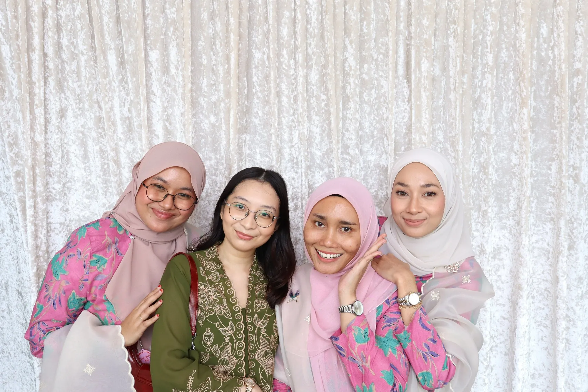 Tetamu bergambar di photobooth semasa rumah terbuka hari raya Rumah Terbuka Hari Raya SSP di The Bayu Weddings and Events, Kuantan