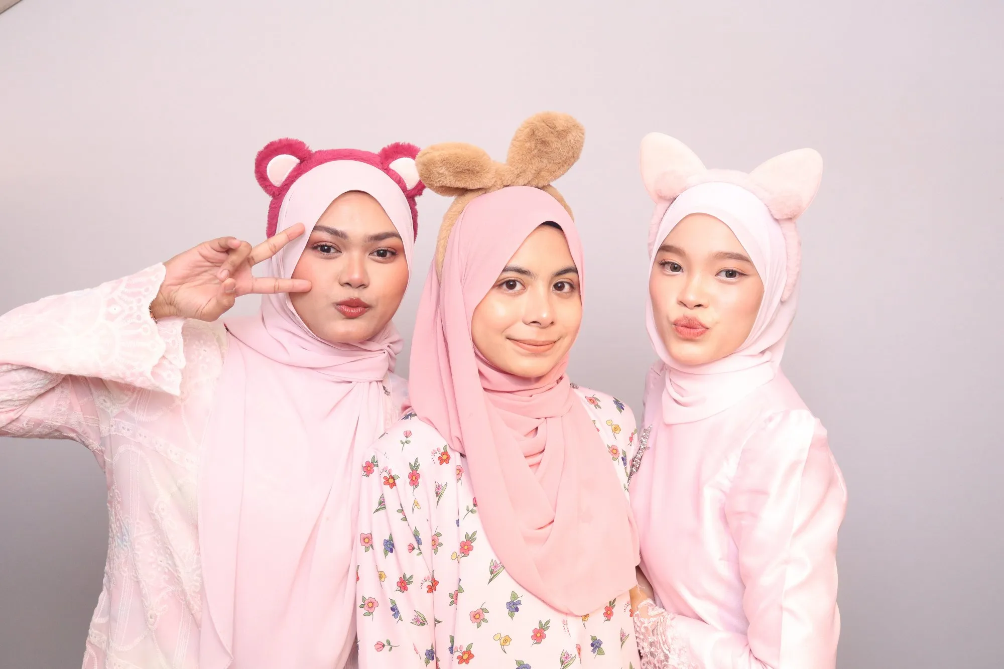 Tetamu bergambar di photobooth semasa majlis perkahwinan Syuhada & Amin di Rumah Abang Jamil, Balok, Kuantan