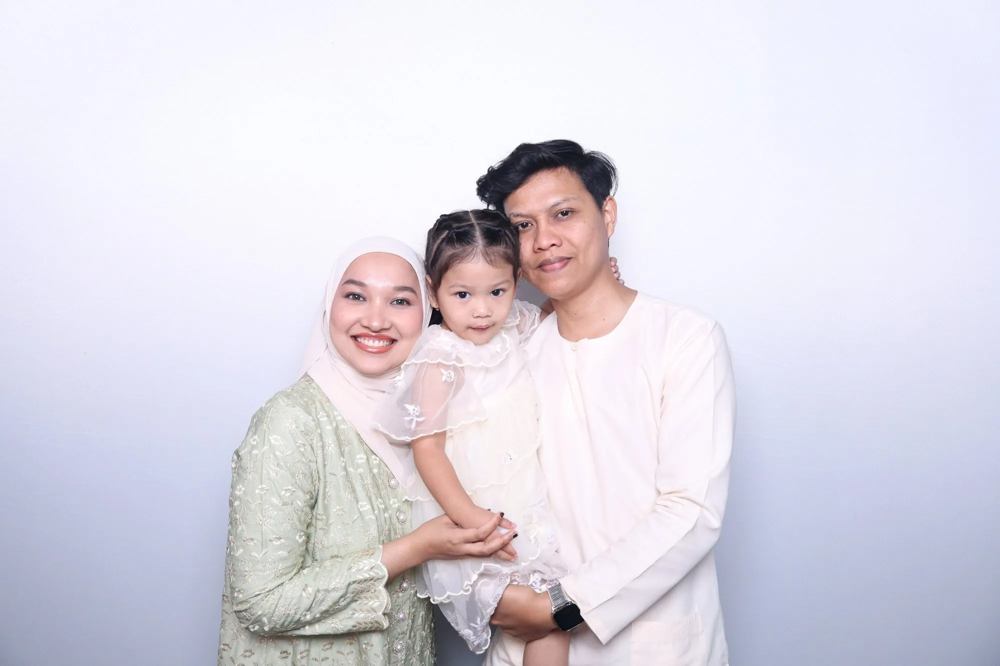 Aksi tetamu di depan backdrop photobooth pada majlis perkahwinan Madihah & Jeffri di D'Lamar Dia