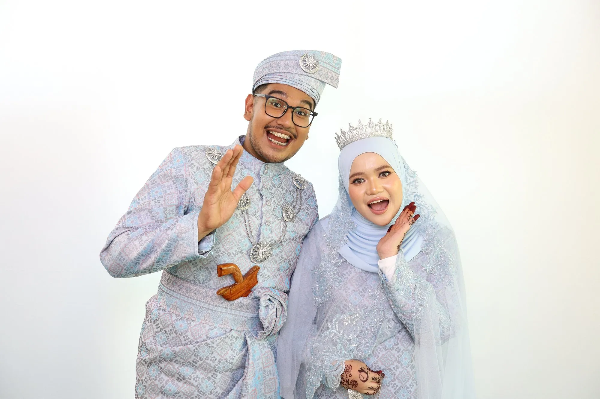 Aksi tetamu di depan backdrop photobooth pada majlis perkahwinan Afiq & Eryn di Rumah Rimba by Sri Mahligai
