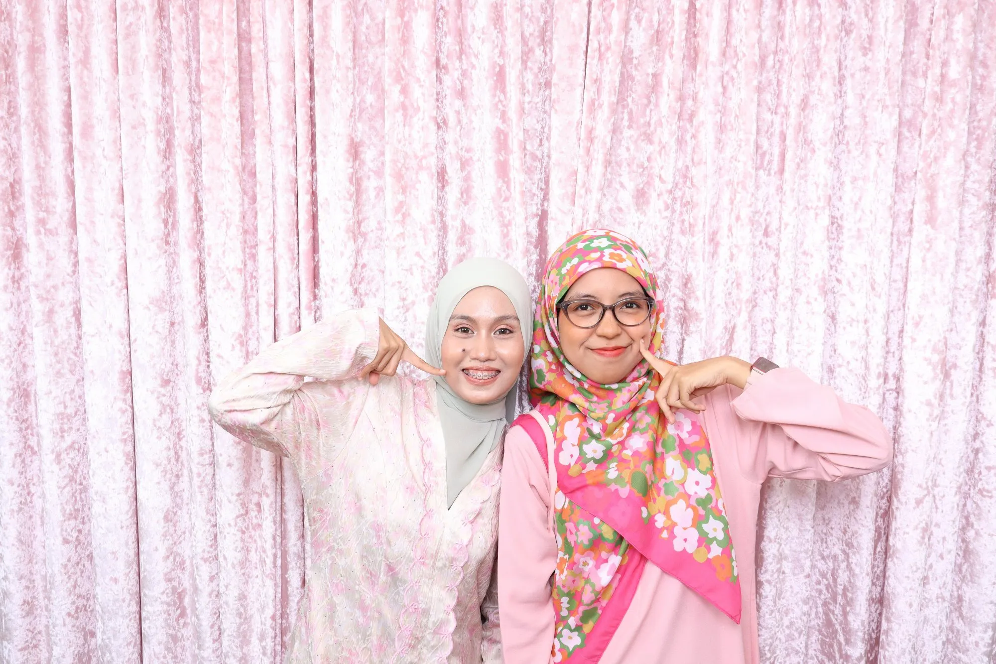 Aksi tetamu di depan backdrop photobooth pada majlis perkahwinan Syakir & Arifah di Dewan Era Gemilang